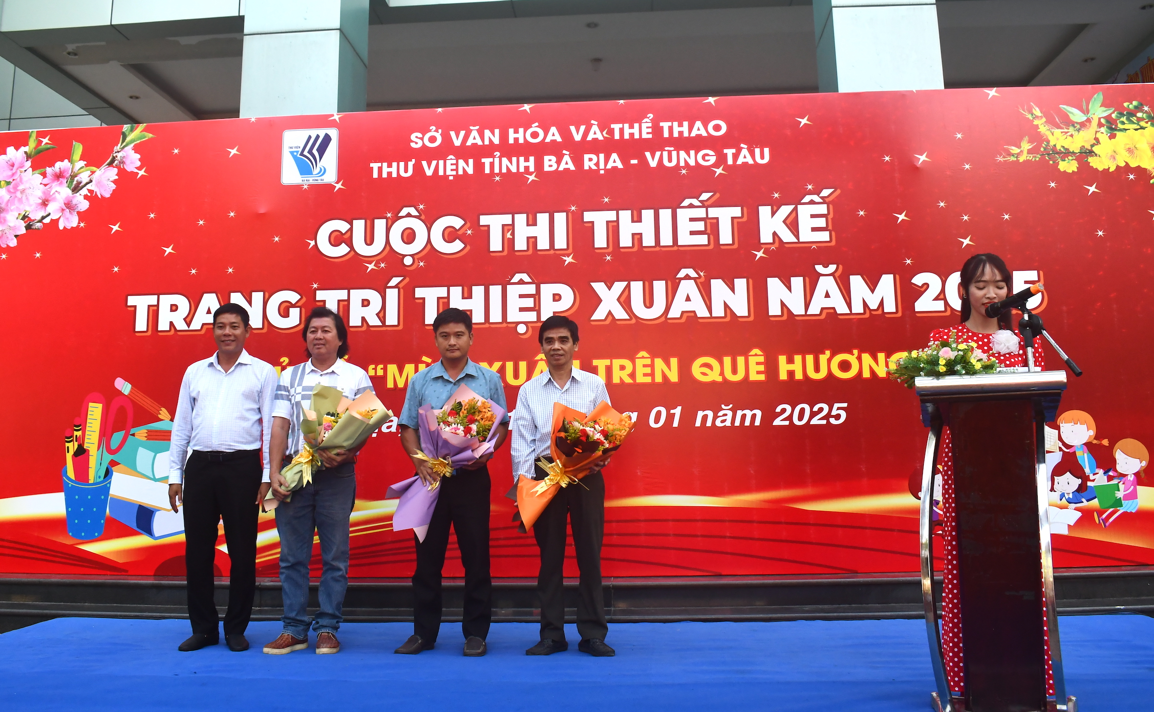 Ông Trần Công Sơn, Giám đốc Thư viện tỉnh tặng hoa đến Ban giám khảo cuộc thi.