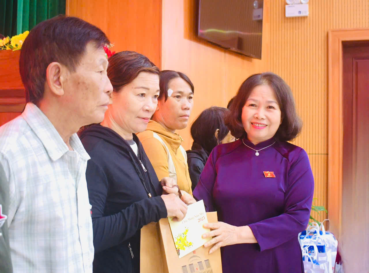 Bà Nguyễn Thị Yến, Phó Bí thư Thường trực Tỉnh ủy, Trưởng Đoàn ĐBQH tỉnh tặng quà Tết cử tri và hộ gia đình khó khăn tại TP.Bà Rịa.