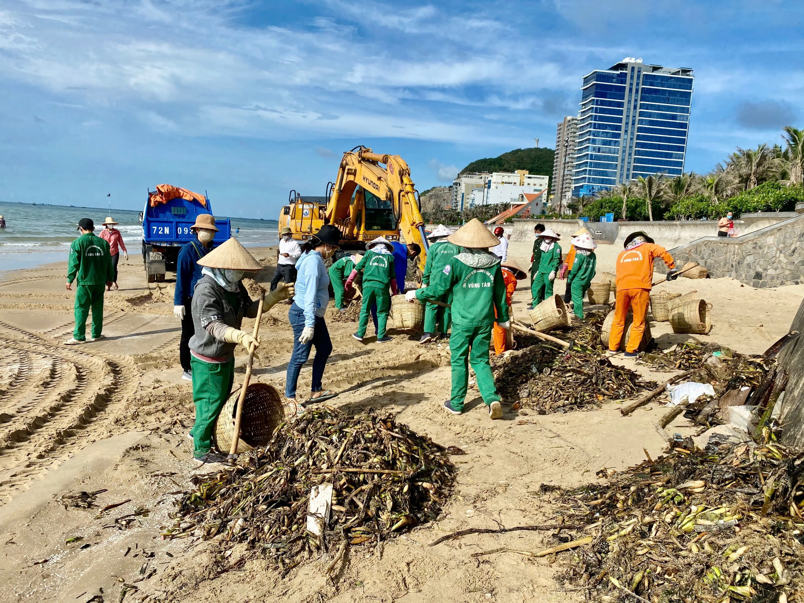 Công nhân Công ty VESCO thu gom rác đại dương trên bãi biển Vũng Tàu.