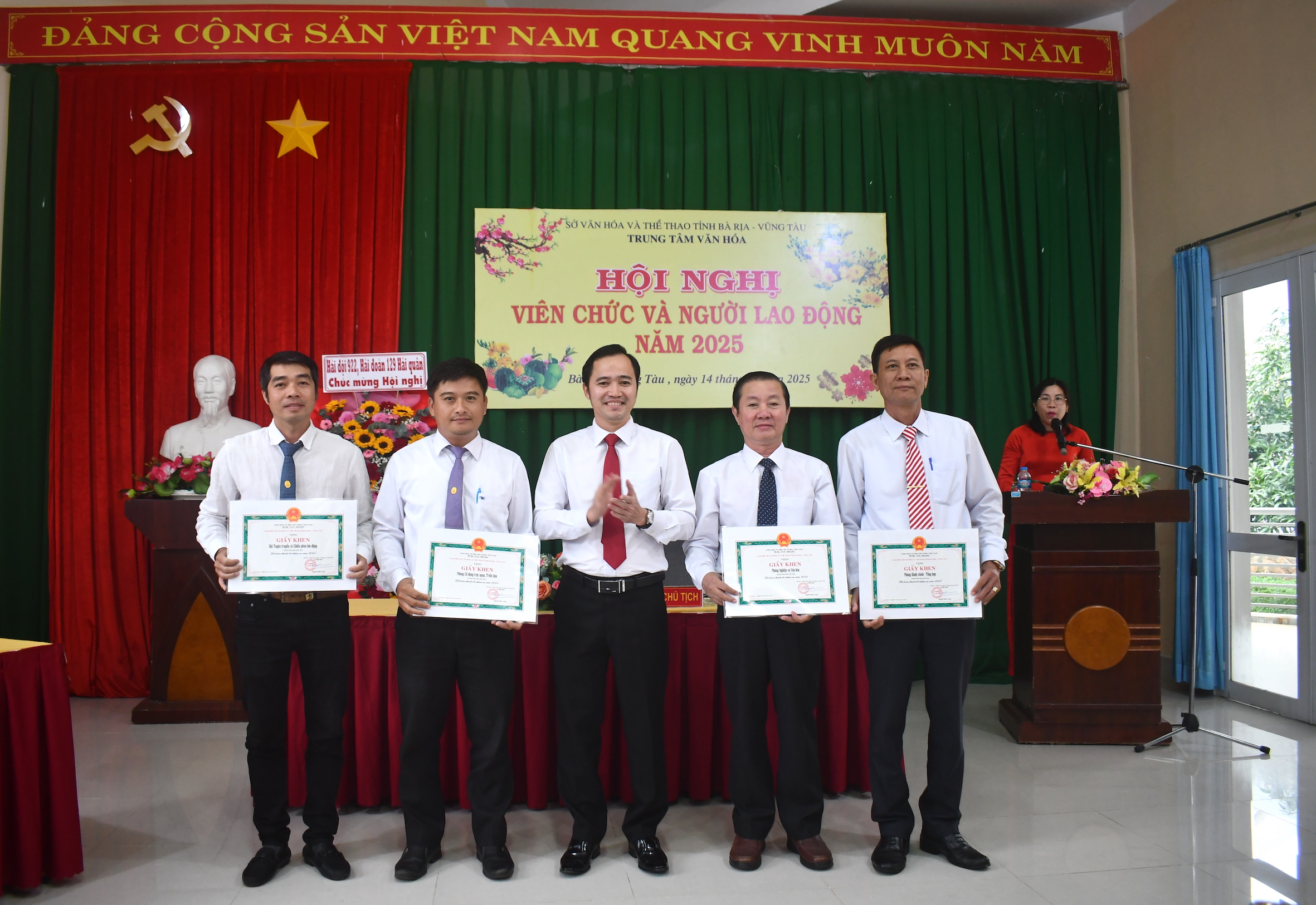 Ông Trần Thế Vinh, Giám đốc Trung tâm Văn hóa tỉnh trao Giấy khen của Giám đốc Sở VH-TT đến các tập thể thuộc Trung tâm Văn hóa tỉnh.
