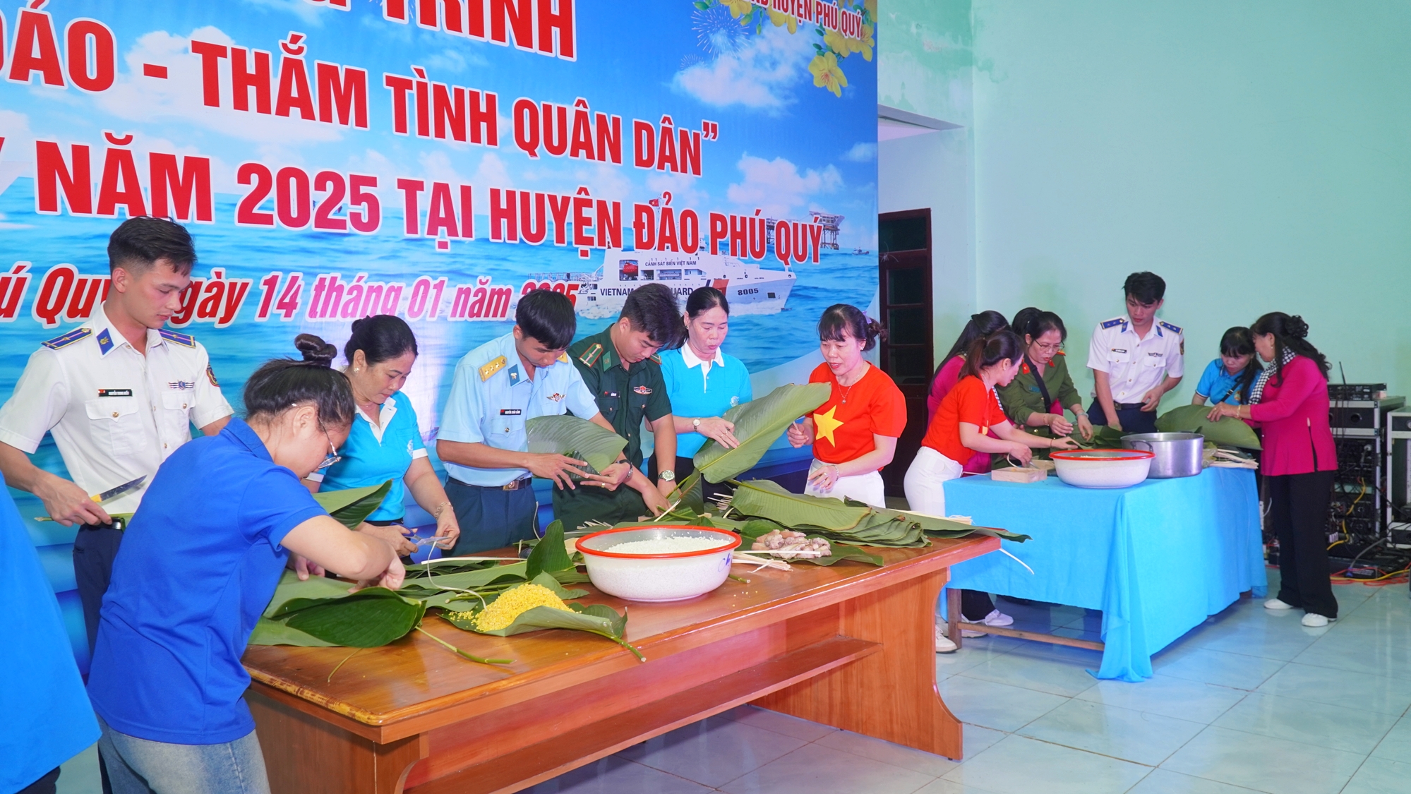 Các đội thi tranh tài tại hội thi Gói bánh chưng xanh.