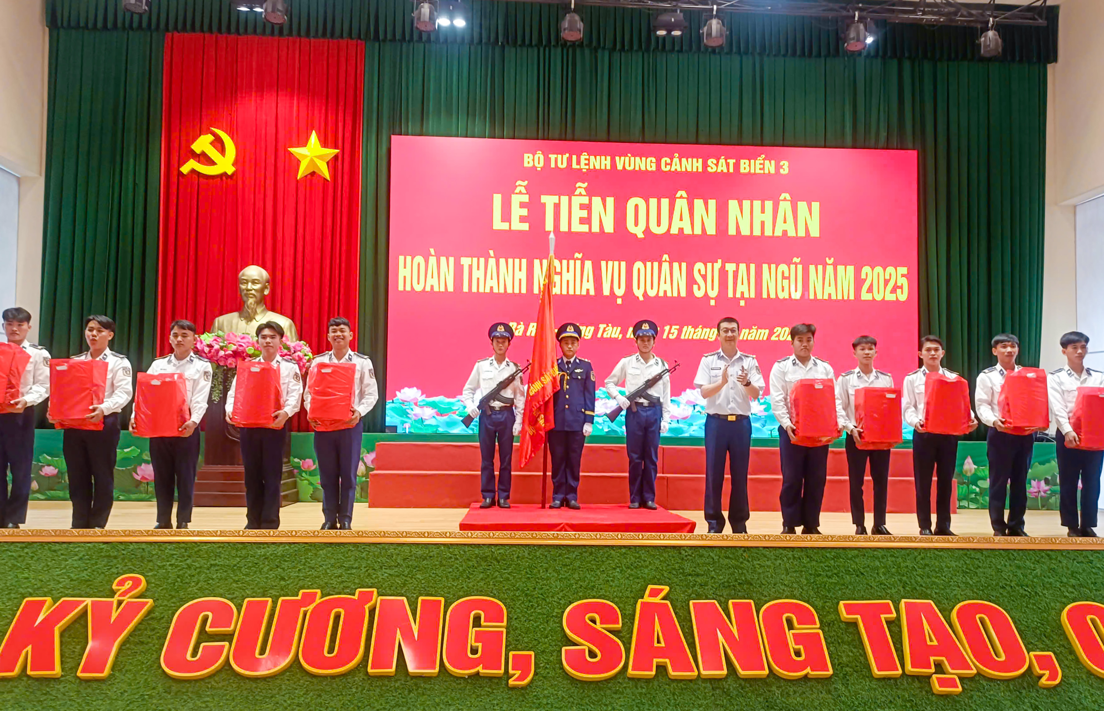 Đại tá Nguyễn Minh Khánh, Phó Tư lệnh, Tham mưu trưởng Vùng Cảnh sát biển 3 tặng quà chúc mừng các quân nhân.
