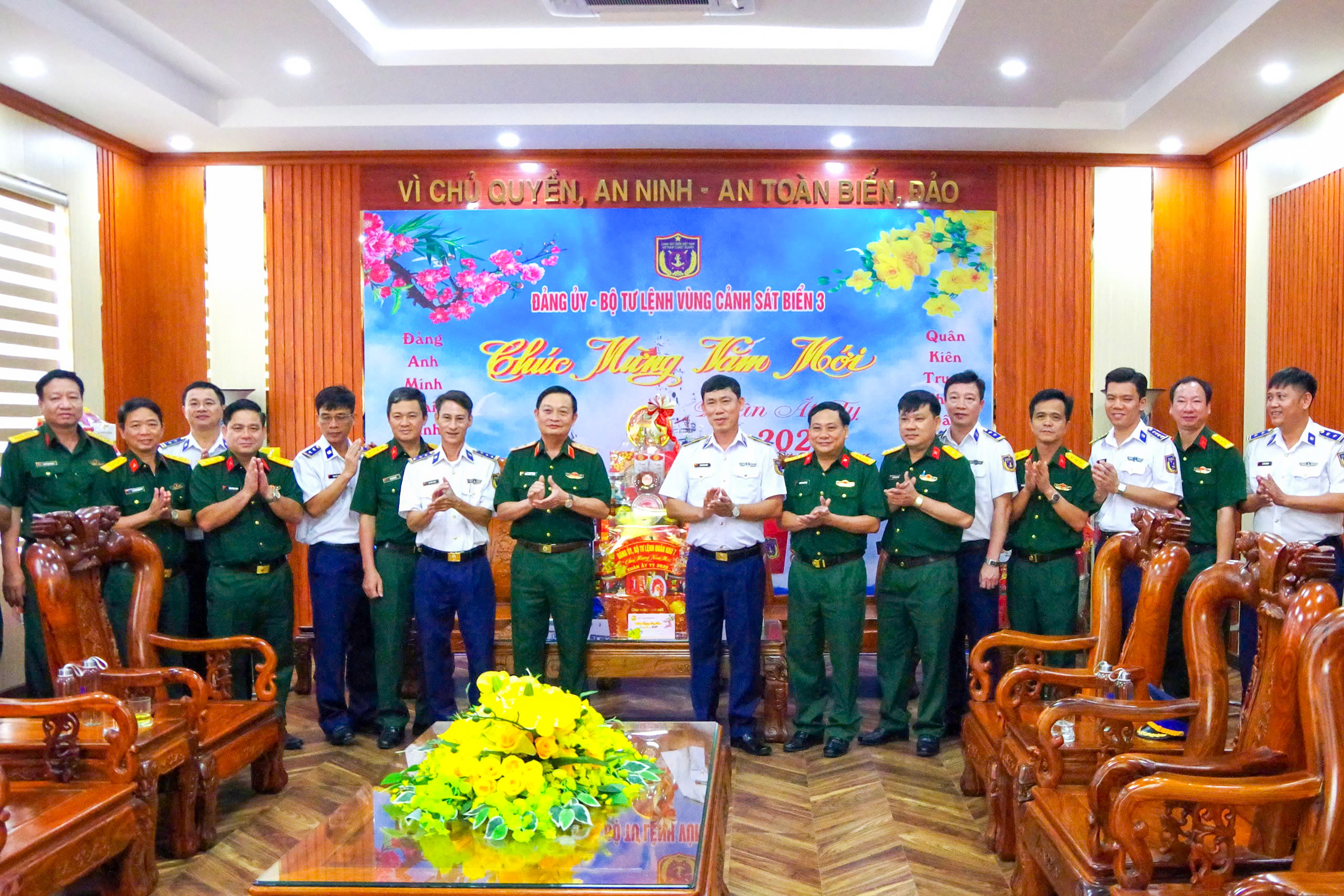 Đoàn công tác Quân khu 7 do Trung tướng Trần Hoài Trung, Bí thư Đảng ủy, Chính ủy Quân khu 7 làm trưởng đoàn đã đến thăm, chúc Tết nguyên đán Ất Tỵ năm 2025 tại Bộ tư lệnh Vùng Cảnh sát biển 3. Ảnh: BẢO KHÁNH
