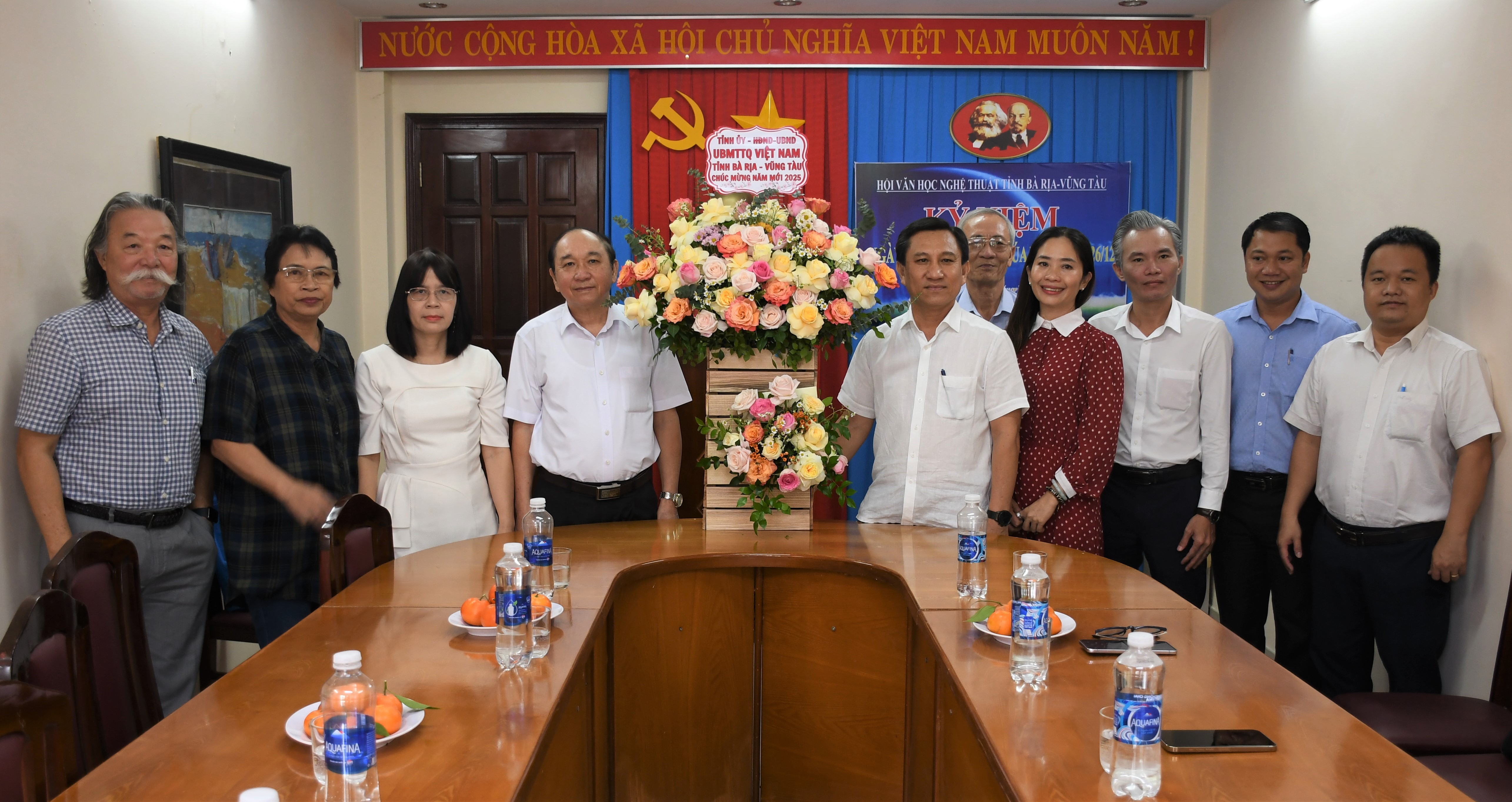 Ông Đỗ Hữu Hiền, Giám đốc Sở TT-TT tặng quà Hội Văn học nghệ thuật tỉnh.