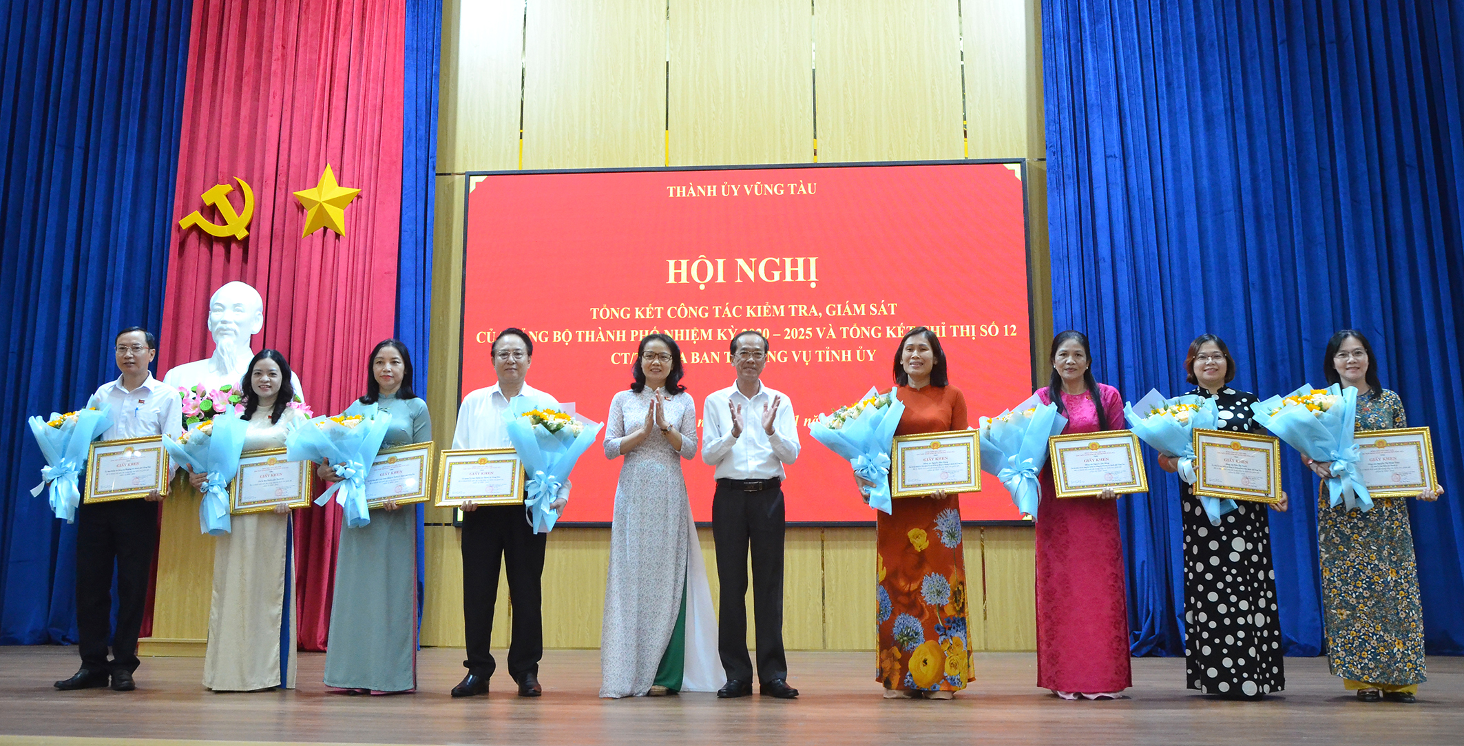 Lãnh đạo Ban Tổ chức và Ủy ban Kiểm tra Thành ủy Vũng Tàu trao giấy khen cho các tập thể, cá nhân đạt thành tích xuất sắc trong công tác kiểm tra, giám sát nhiệm kỳ 2020 - 2025.