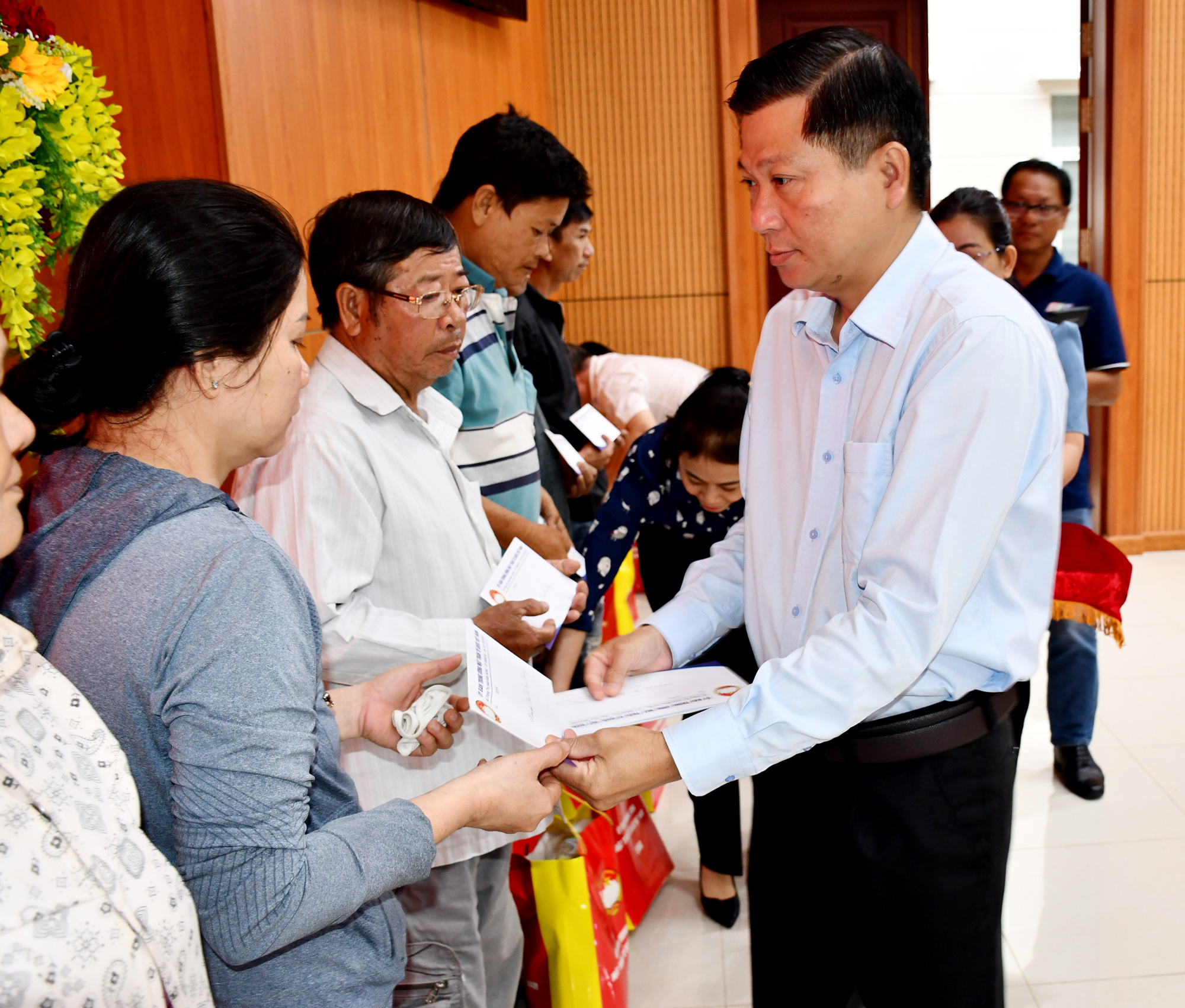Ông Trần Văn Tuấn, Ủy viên Ban Thường vụ Tỉnh ủy, Bí thư Thành ủy Bà Rịa trao quà Tết cùa UBMTTQ  Việt Nam cho người có hoàn cảnh khó khăn.