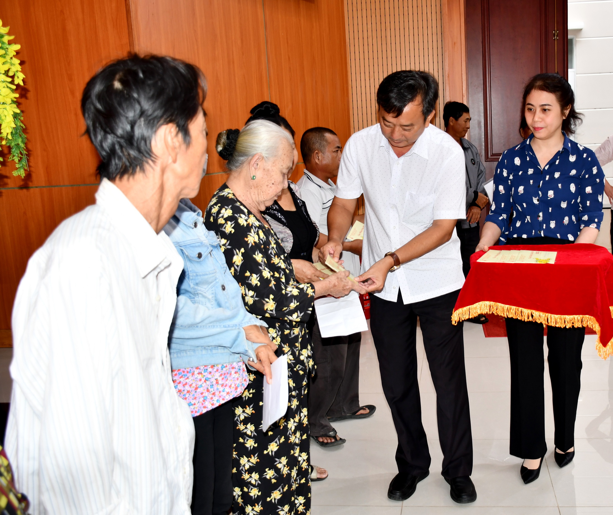 Ông Lê Hồng Ngọc, Phó Chủ tịch Thường trực UBMTTQ Việt Nam tỉnh tặng quà cho người khó khăn trên địa bàn TP. Bà Rịa.