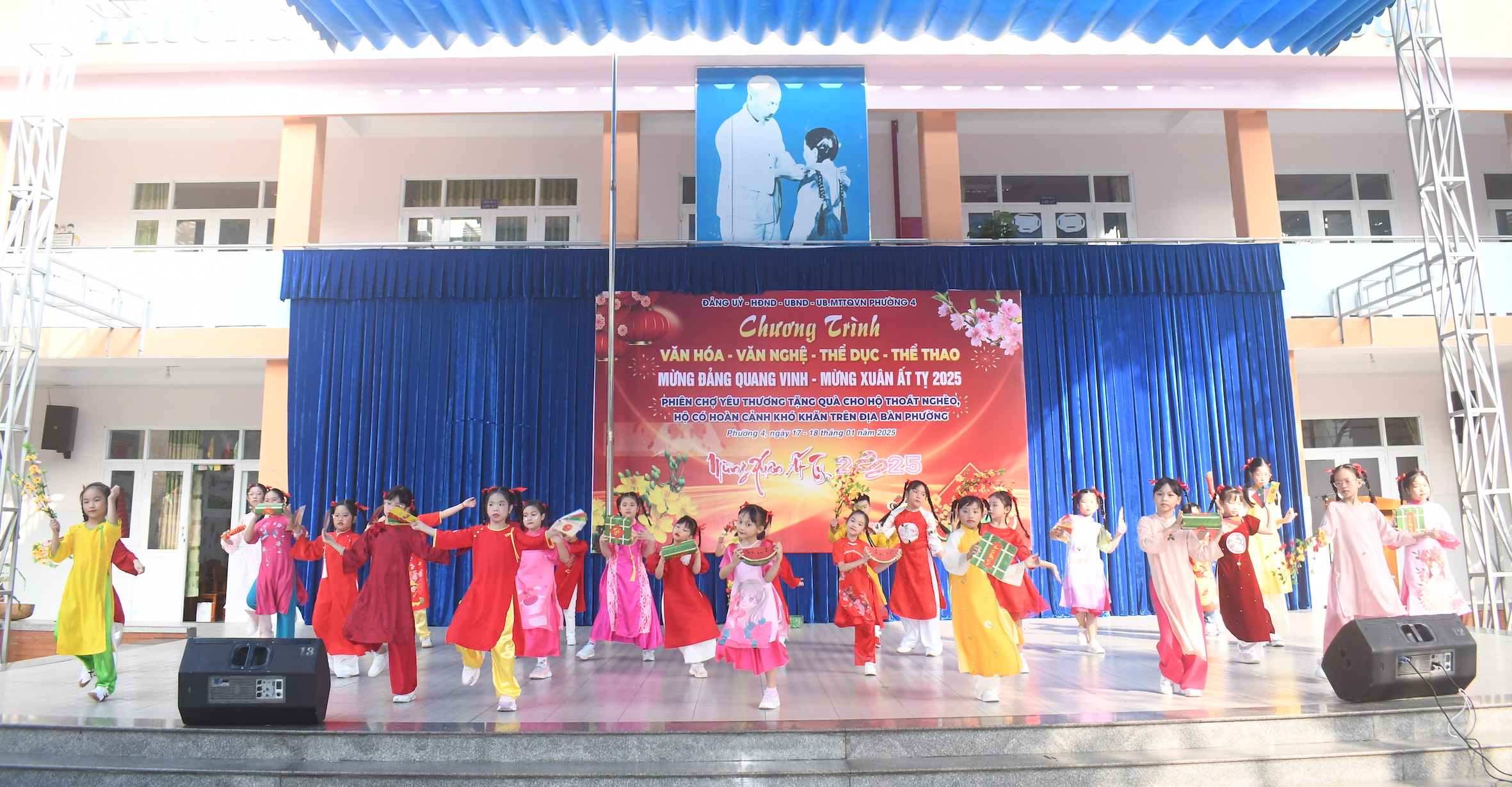 Tiết mục văn nghệ mừng Đảng, mừng Xuân được biểu diễn tại chương trình tổng kết và trao giải.