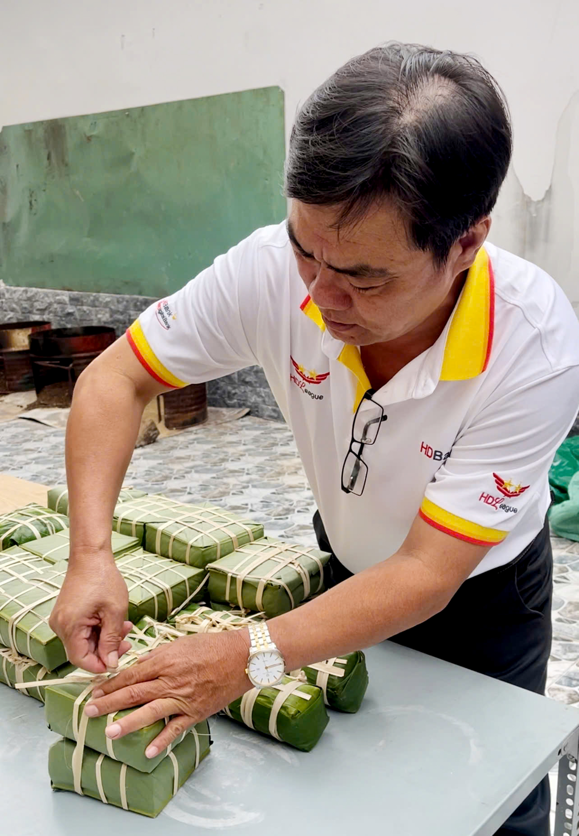 Ông Nguyễn Gia Hồng, Giám đốc HDBank - Chi nhánh Vũng Tàu tham gia gói bánh chưng.
