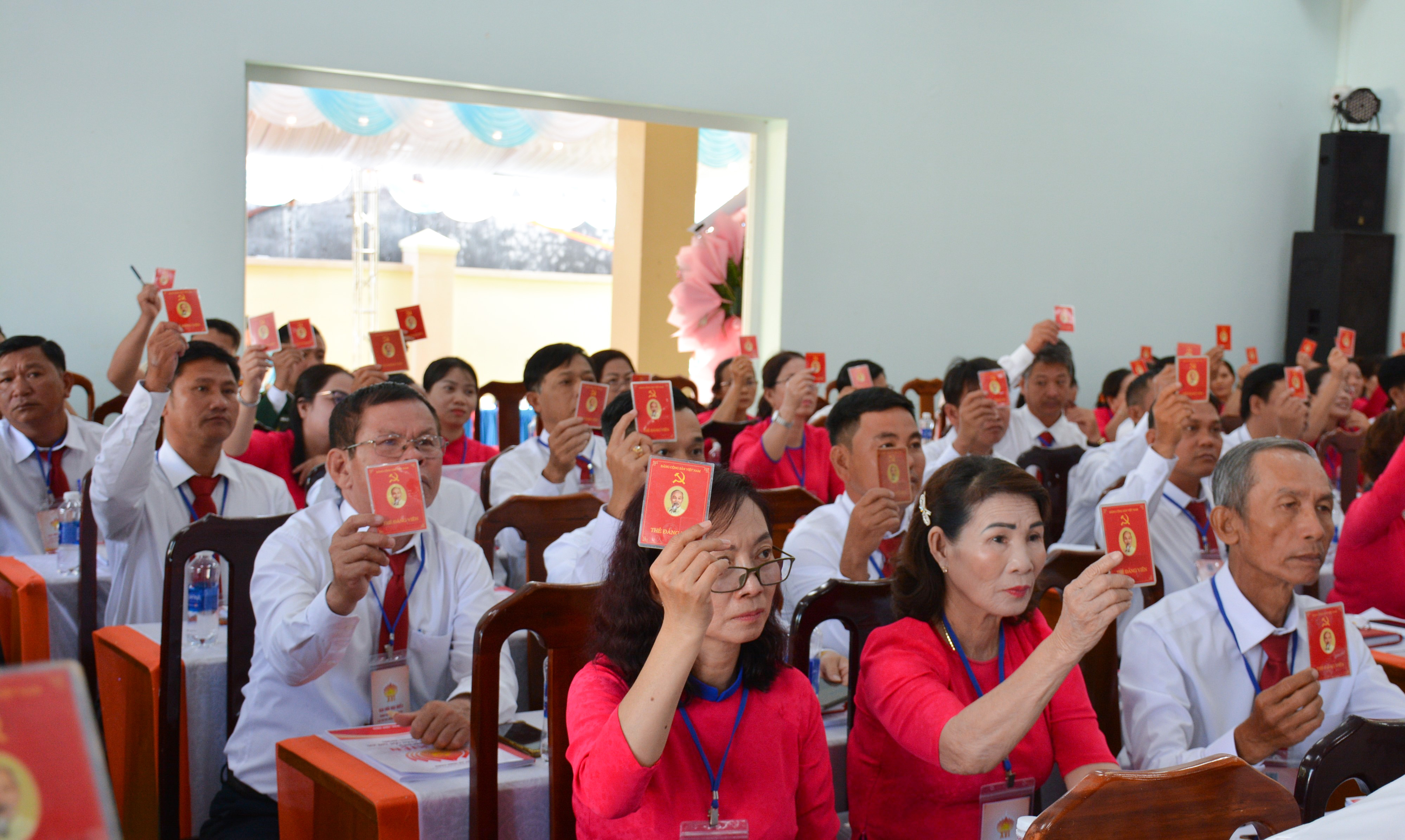 Các đại biểu tham gia biểu quyết tại đại hội.