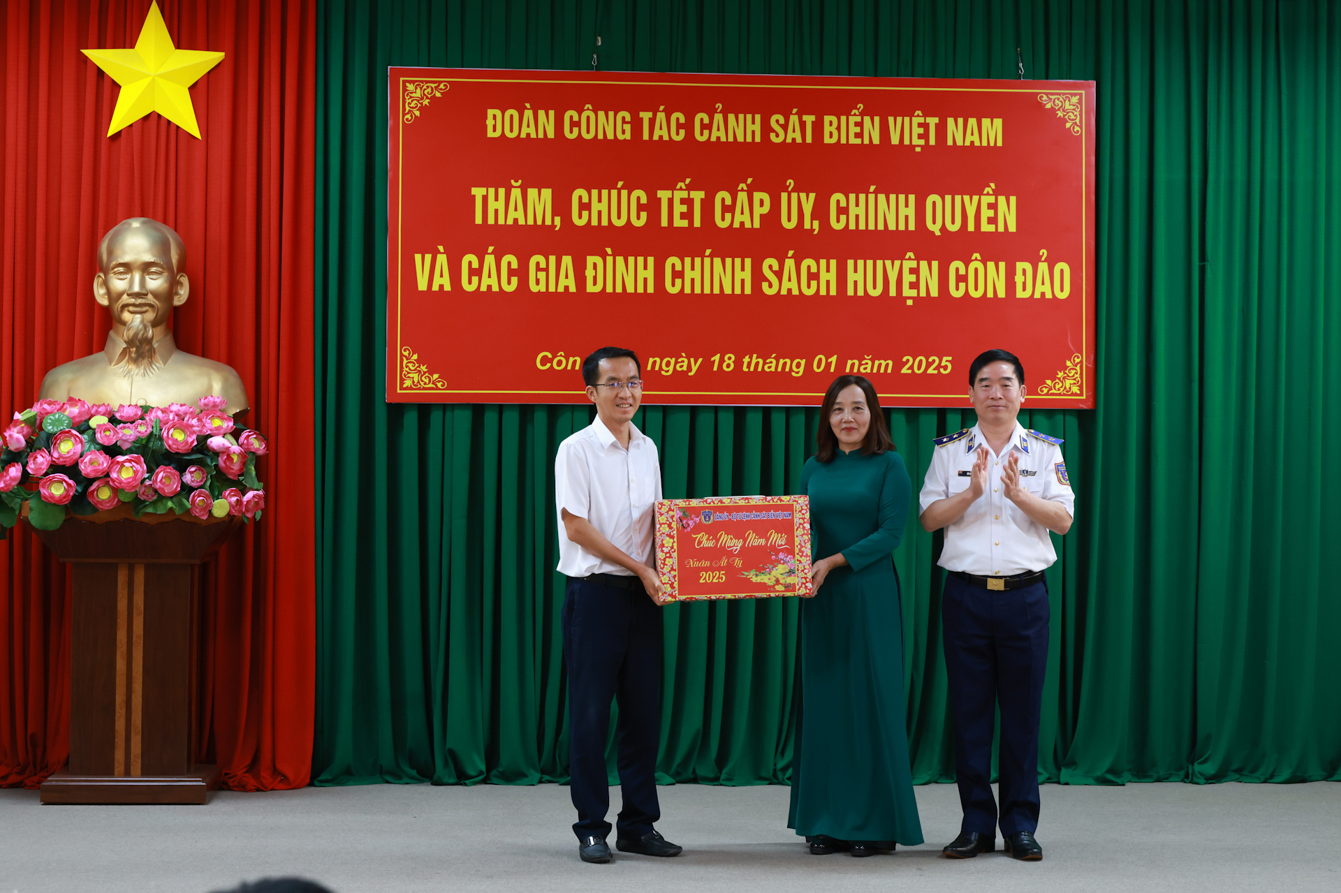 Trung tướng Bùi Quốc Oai, Bí thư Đảng ủy, Chính ủy Cảnh sát biển Việt Nam tặng quà Tết đến đại diện lãnh đạo huyện Côn Đảo.