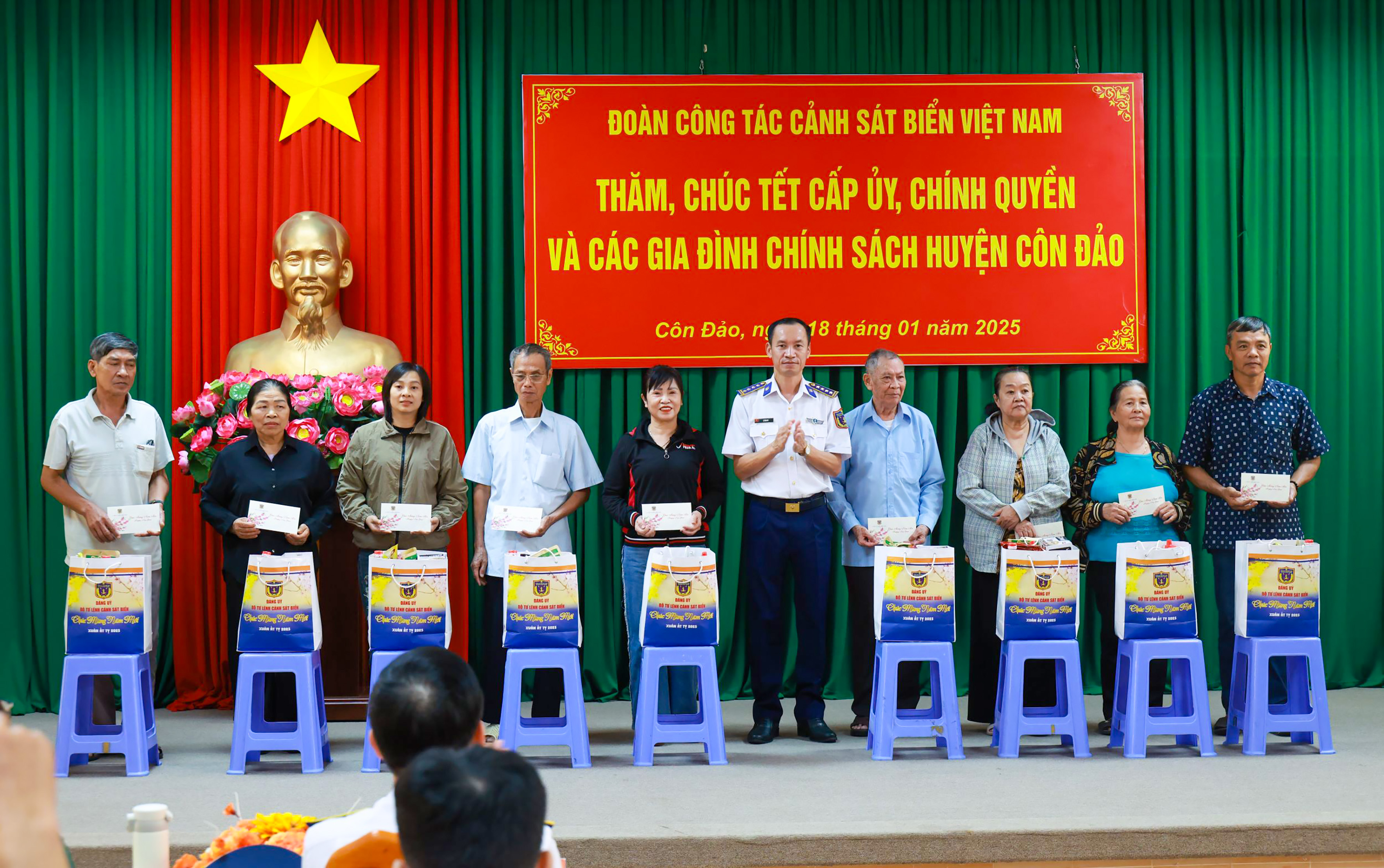 Đại tá Lê Văn Tú, Chính ủy Vùng Cảnh sát biển 3 tặng quà gia đình chính sách tại Côn Đảo.