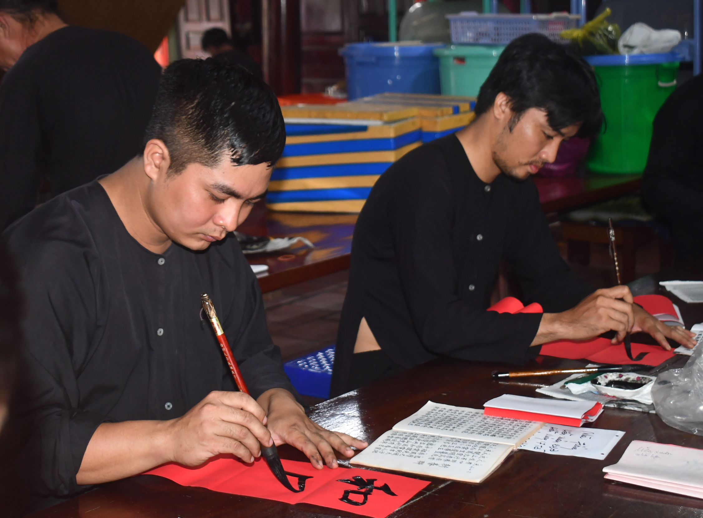 Người trẻ ở Nhà Lớn Long Sơn nối tiếp truyền thống viết liễn đón Xuân.