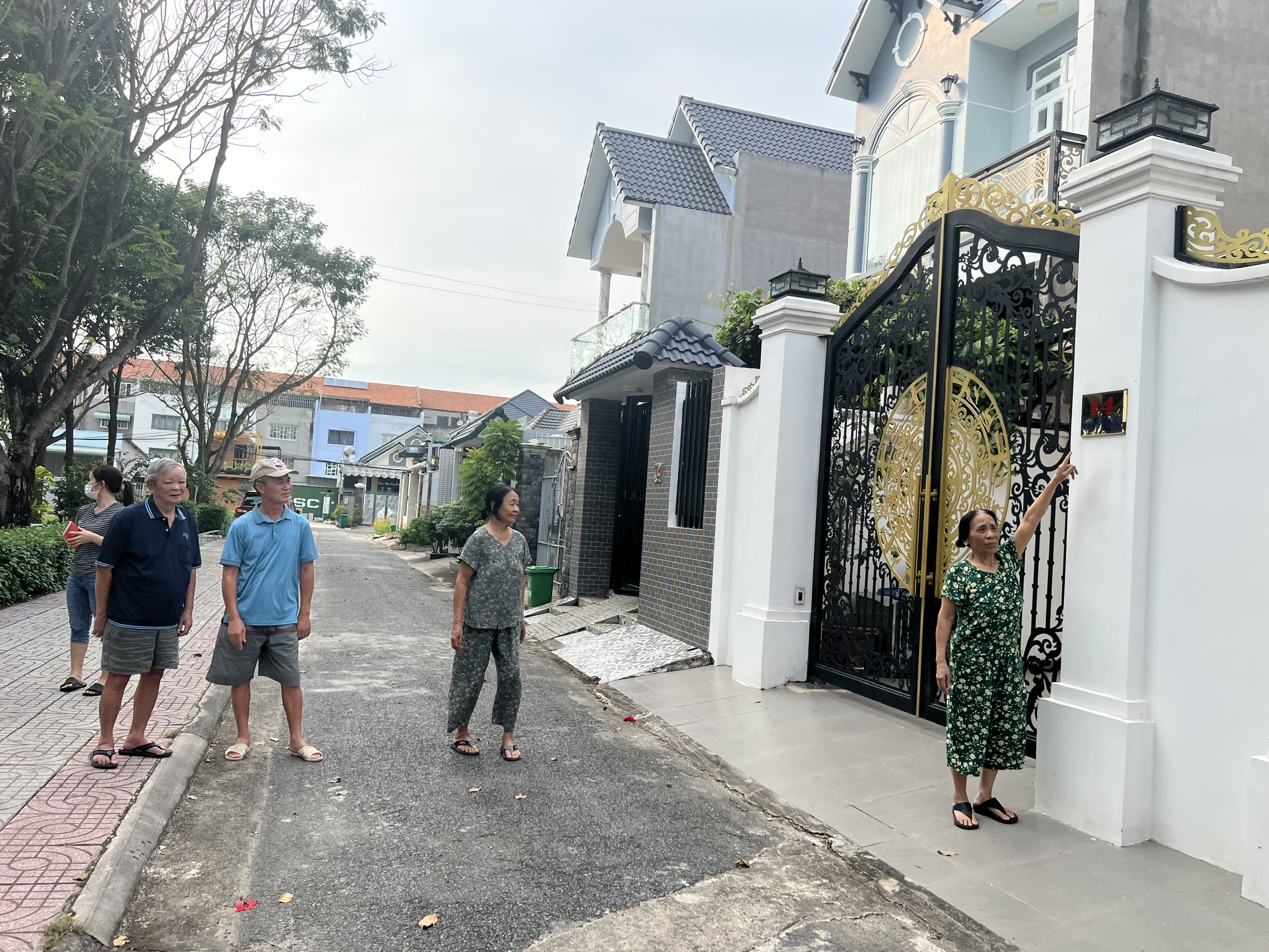 Không có tên đường, số nhà, người dân tổ 20, khu phố Tân Hạnh, phường Phú Mỹ (TX. Phú Mỹ) đã phải tự đặt số nhà để thuận lợi giao dịch trong cuộc sống hàng ngày.