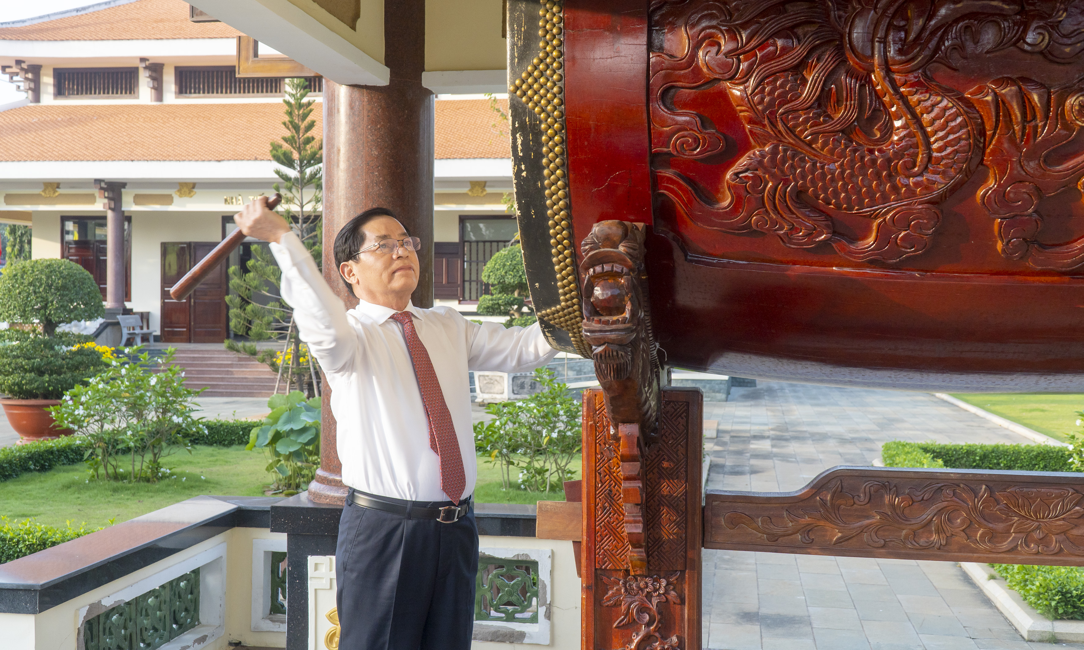 Ông Phạm Viết Thanh, Ủy viên Trung ương Đảng, Bí thư Tỉnh ủy, Chủ tịch HĐND tỉnh thực hiện nghi thức khai trống tại lễ viếng.