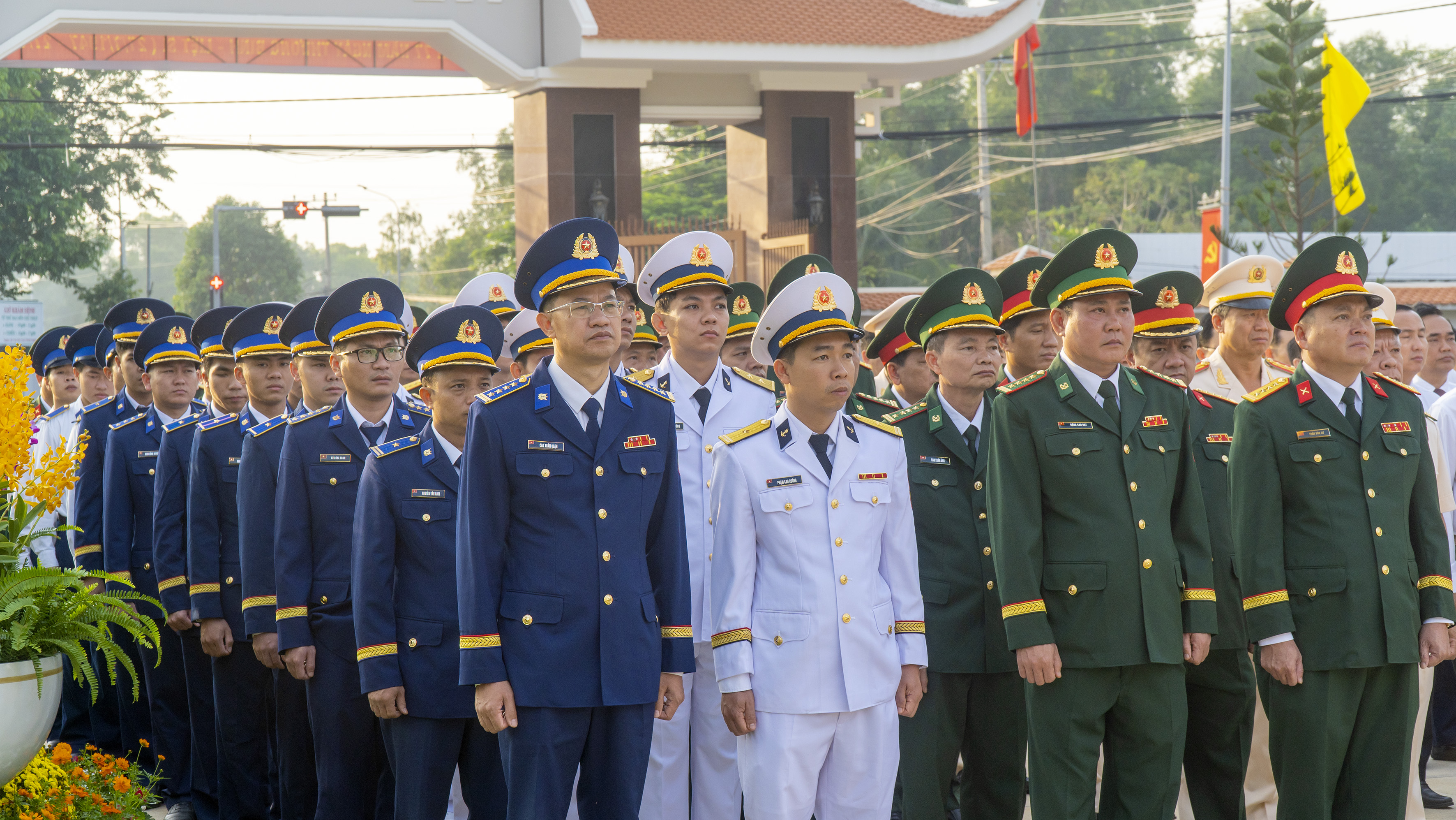 Các đơn vị lực lượng vũ trang tham dự lễ viếng.