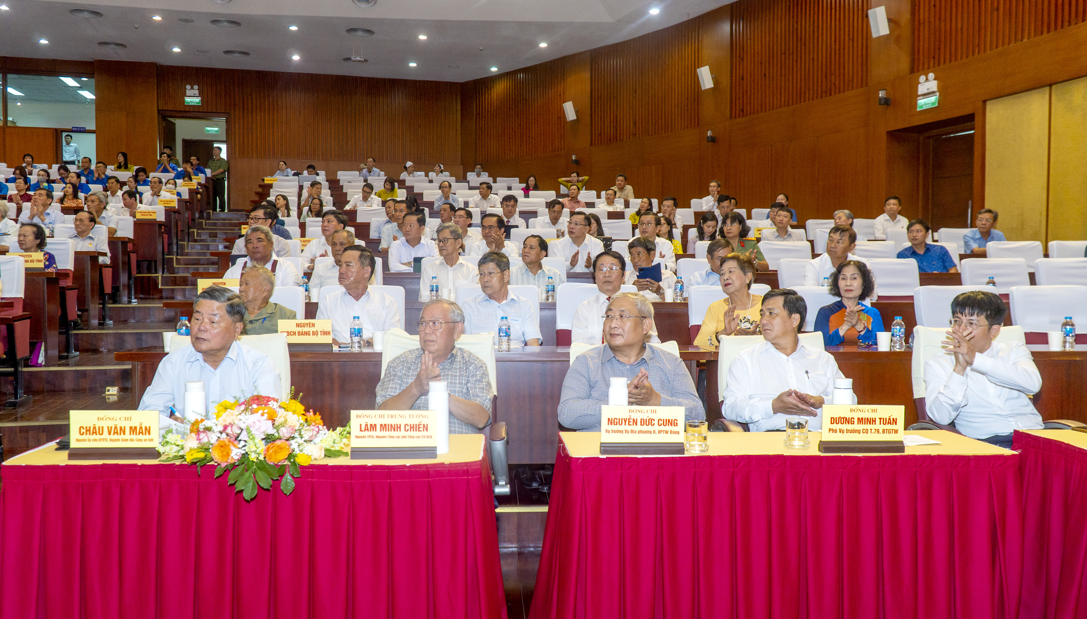 Đại diện lãnh đạo các Ban Đảng Trung ương cùng các đại biểu tham dự chương trình.