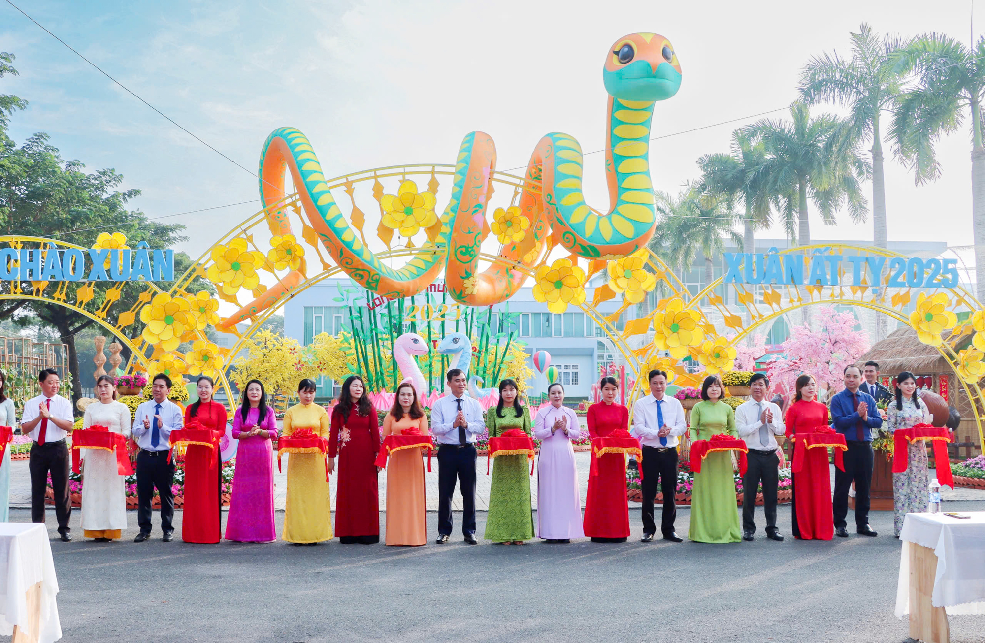 Các đại biểu cắt băng khánh thành đường hoa Tết. Ảnh: MINH TÀI