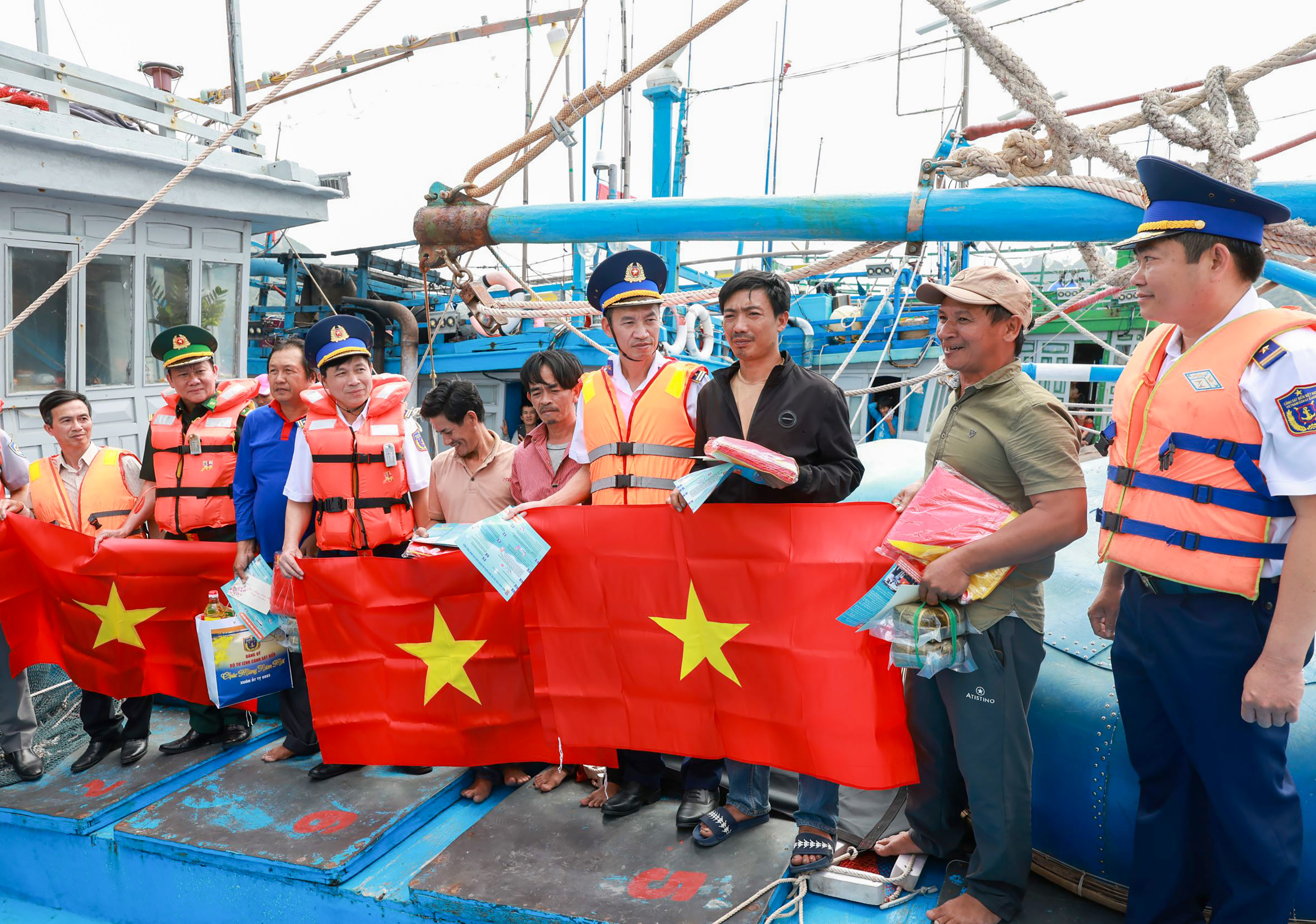 Đoàn công tác BTL Cảnh Sát biển Việt Nam thăm, trao tặng cờ Tổ quốc  và quà Tết đến ngư dân huyện Côn Đảo.