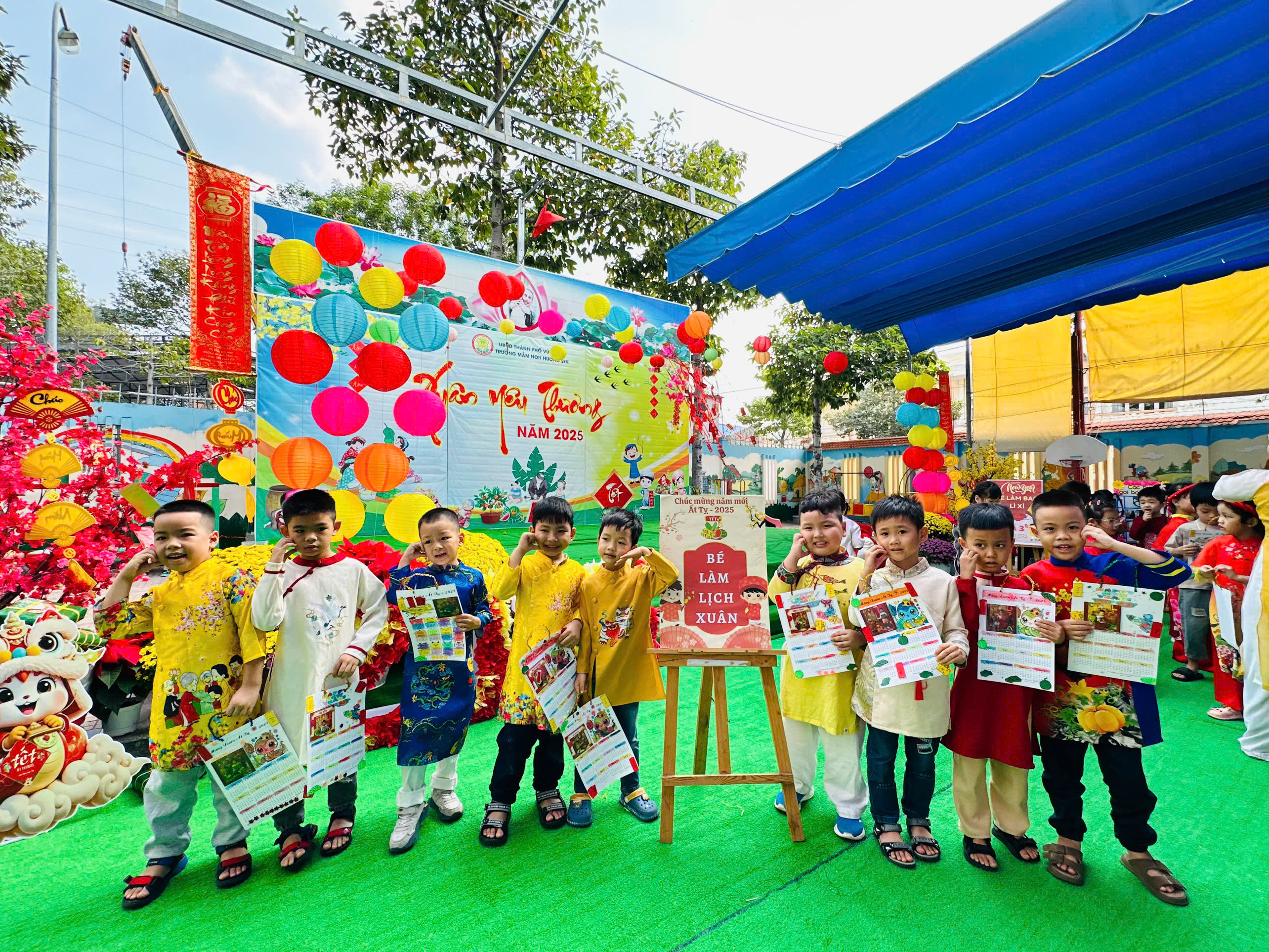 Trẻ tham gia làm lịch xuân tại trường.