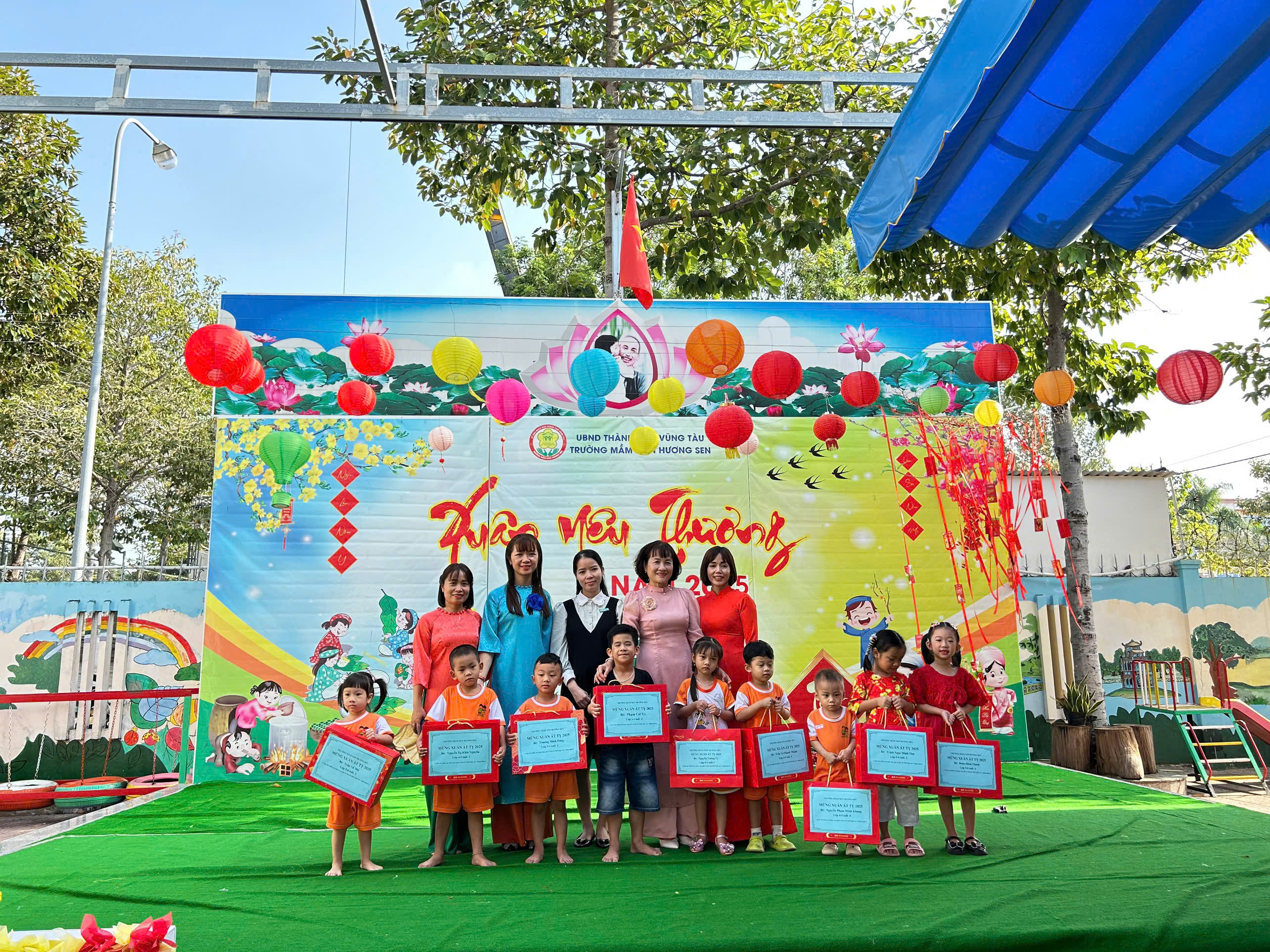 Nhà trường trao quà cho các em học sinh có hoàn cảnh khó khăn.