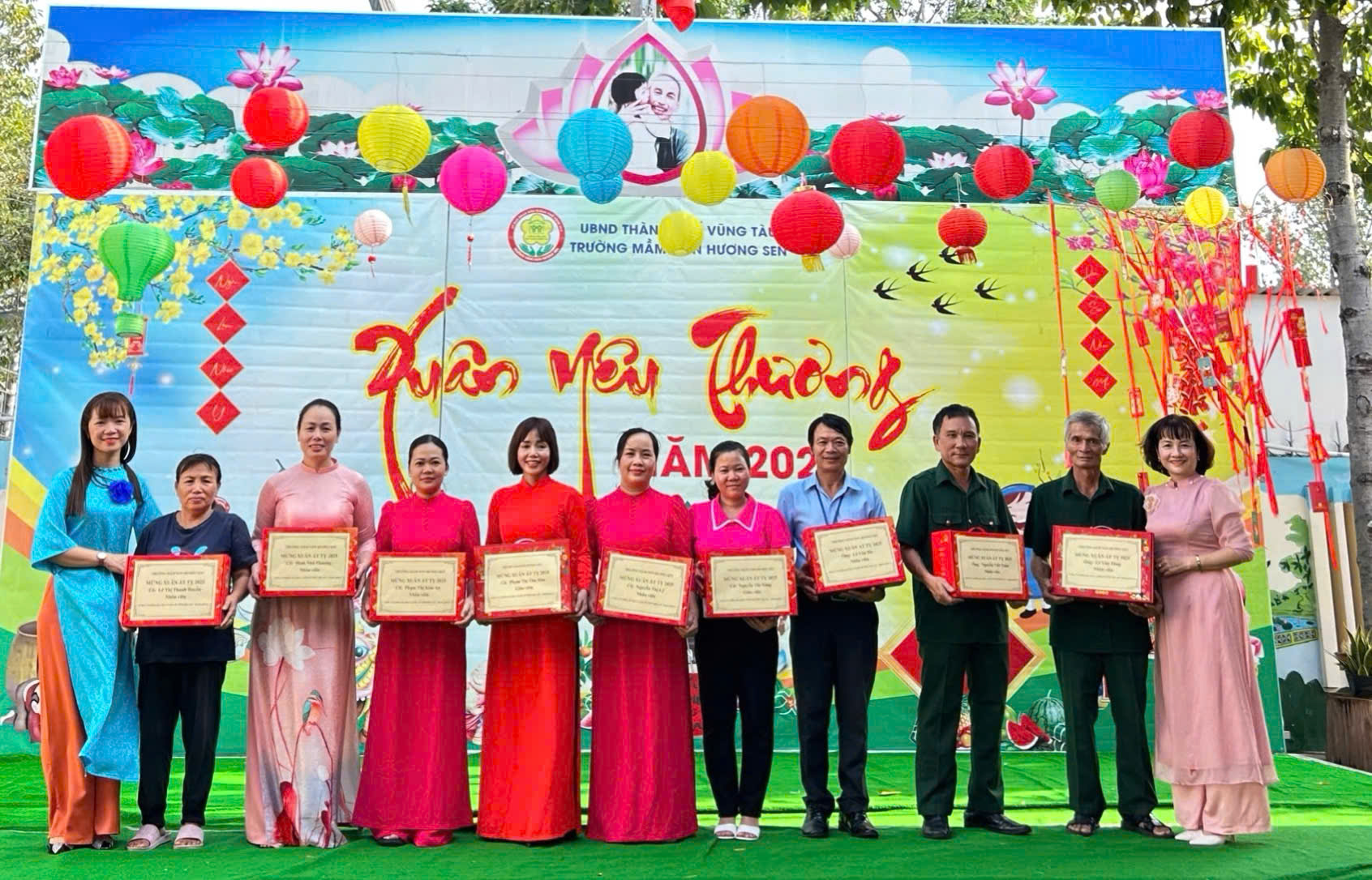 Ban Giám hiệu nhà trường tặng quà cho công đoàn viên có hoàn cảnh khó khăn.