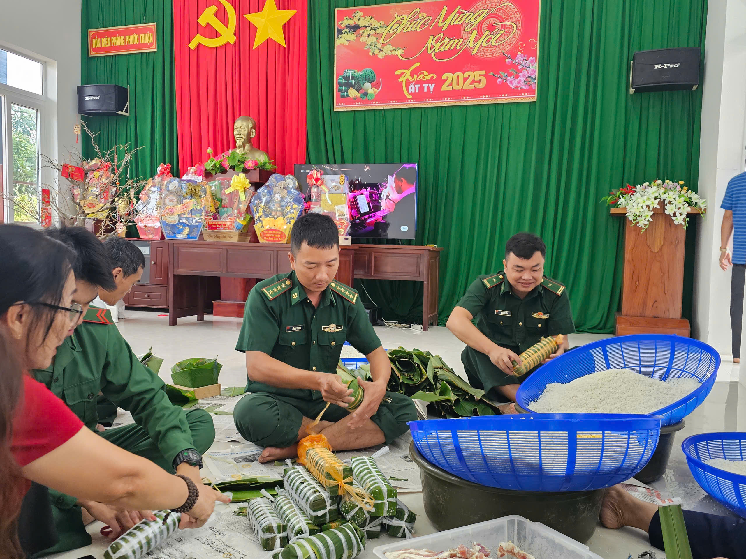 Đồn Biên phòng Phước Thuận phối hợp cùng địa phương tổ chức gói bánh chưng, bánh tét tặng người nghèo.