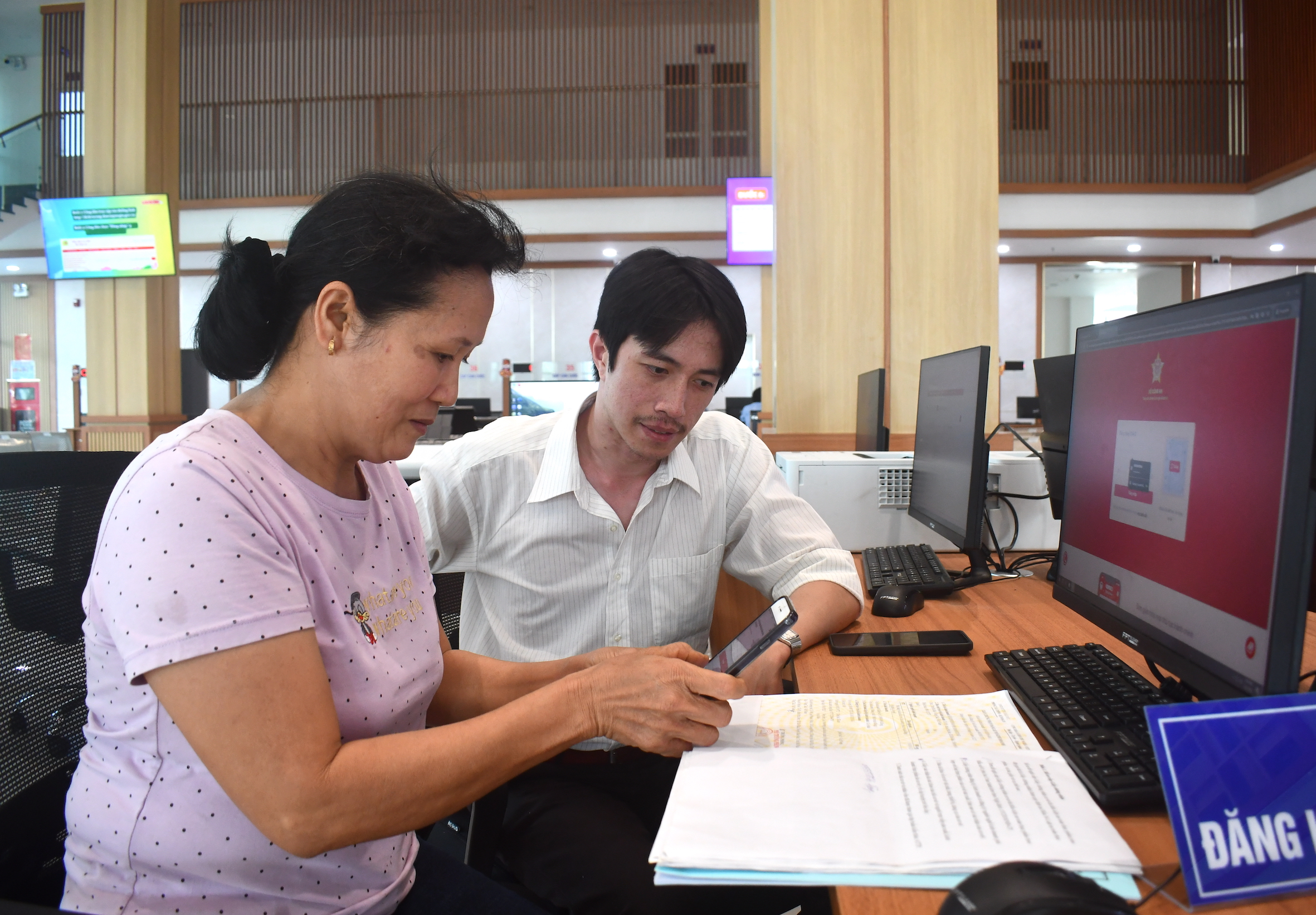 Bà Đoàn Thị Xuân Dung (xã Long Phước, TP.Bà Rịa) được công chức Trung tâm Phục vụ Hành chính công tỉnh hướng dẫn thực hiện hồ sơ trực tuyến.