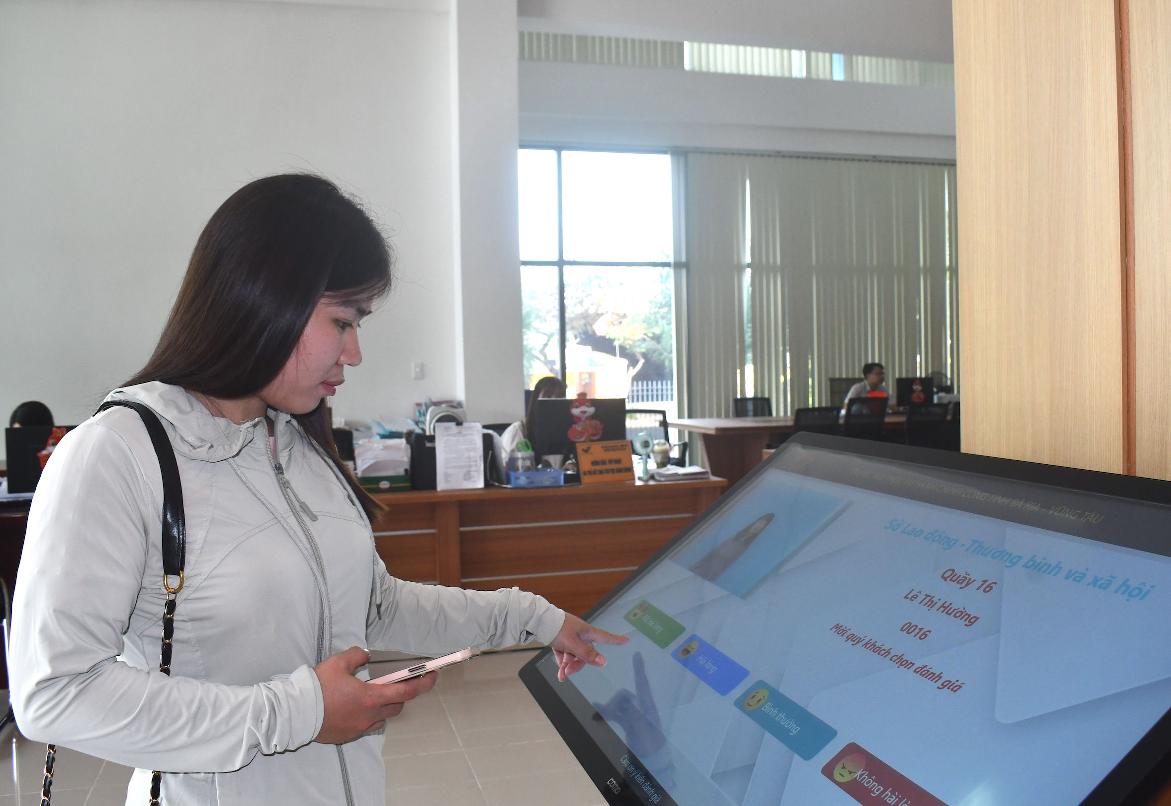 Người dân đánh giá thái độ phục vụ của công chức Trung tâm Phục vụ hành chính công tỉnh sau khi giao dịch hành chính.