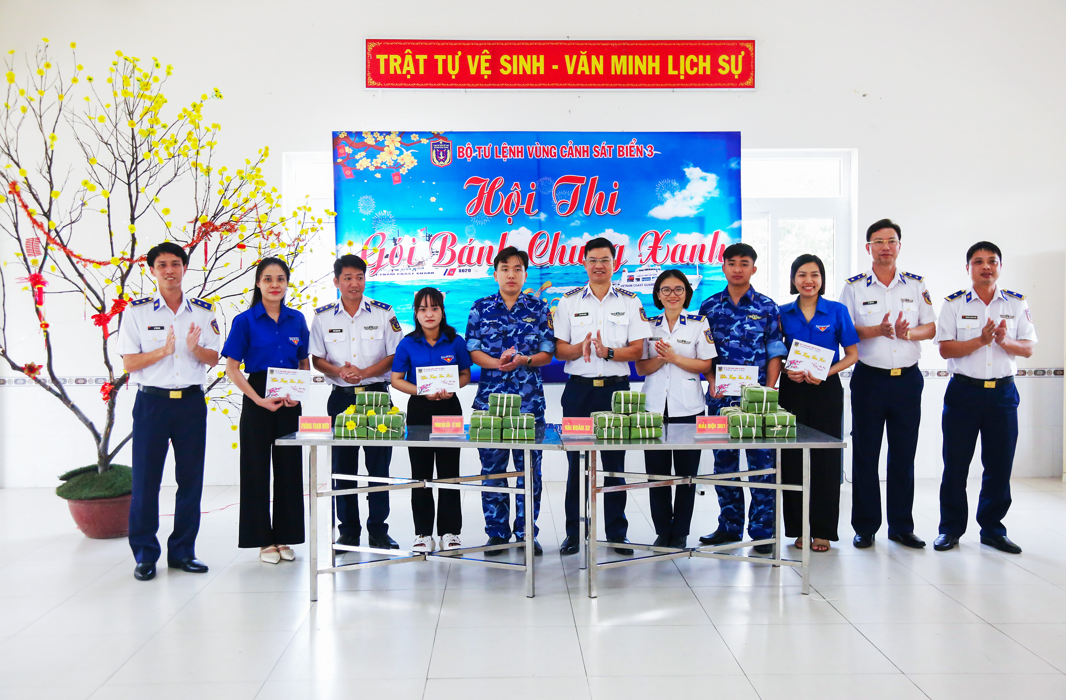 Đại tá Cao Xuân Quận, Phó Chính ủy Vùng Cảnh Sát biển 3 trao các giải cho các đội thi xuất sắc.