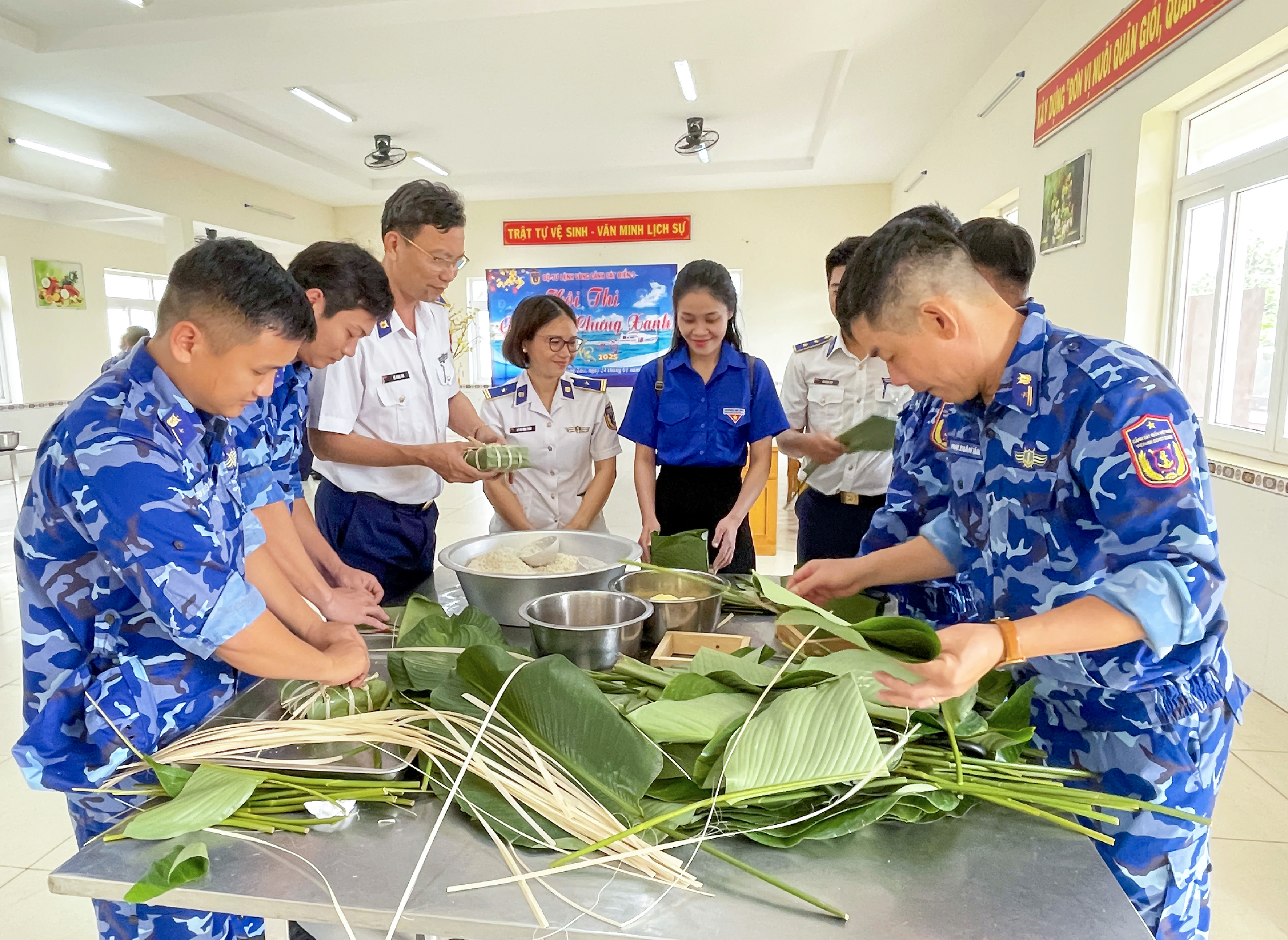 Cán bộ, chiến sĩ và đoàn viên thanh niên các đơn vị kết nghĩa tham gia gói bánh chưng.