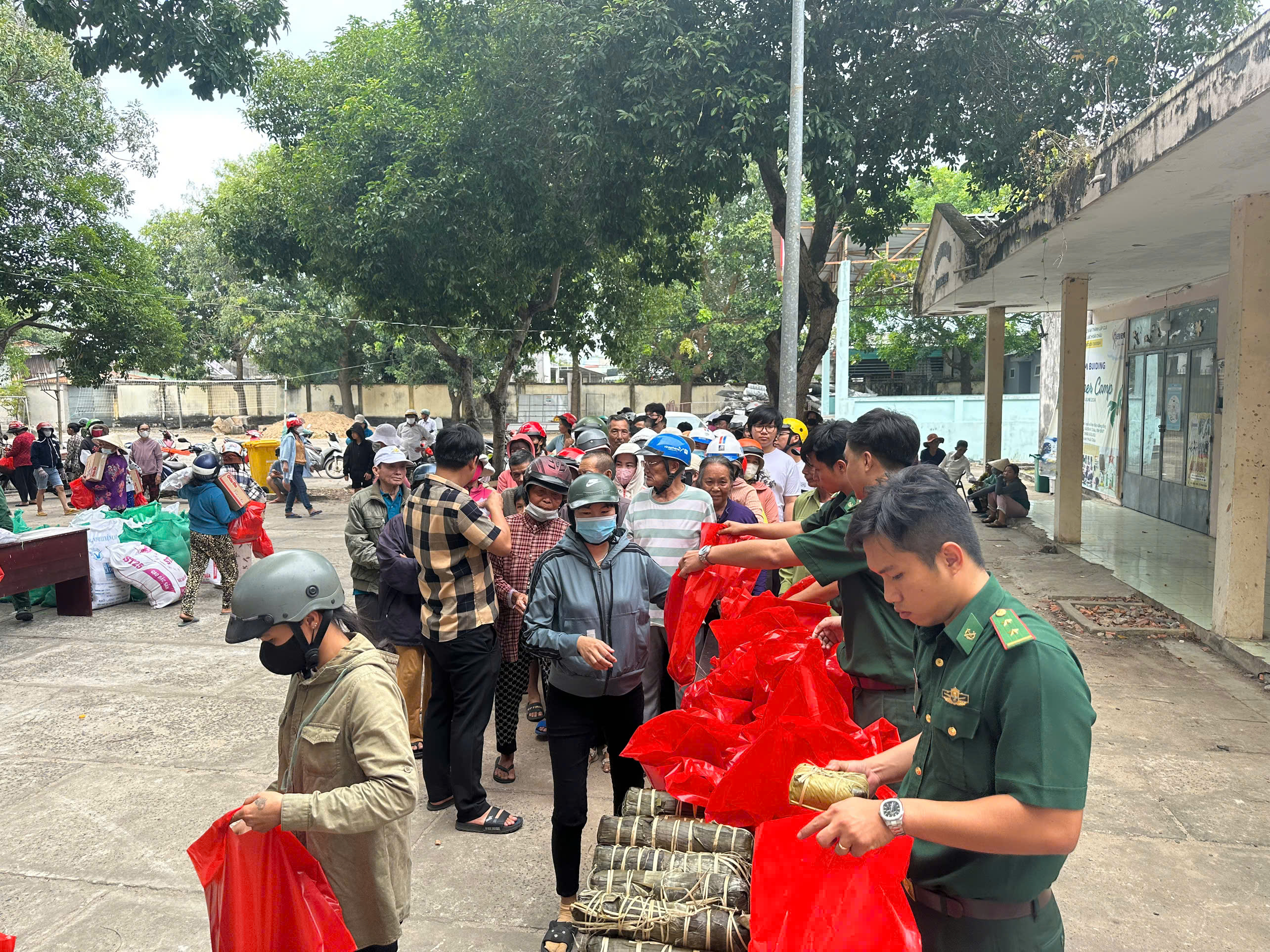 Đồn Biên phòng Bình Châu tặng bánh chưng gửi đến người dân có hoàn cảnh khó khăn trên địa bàn.