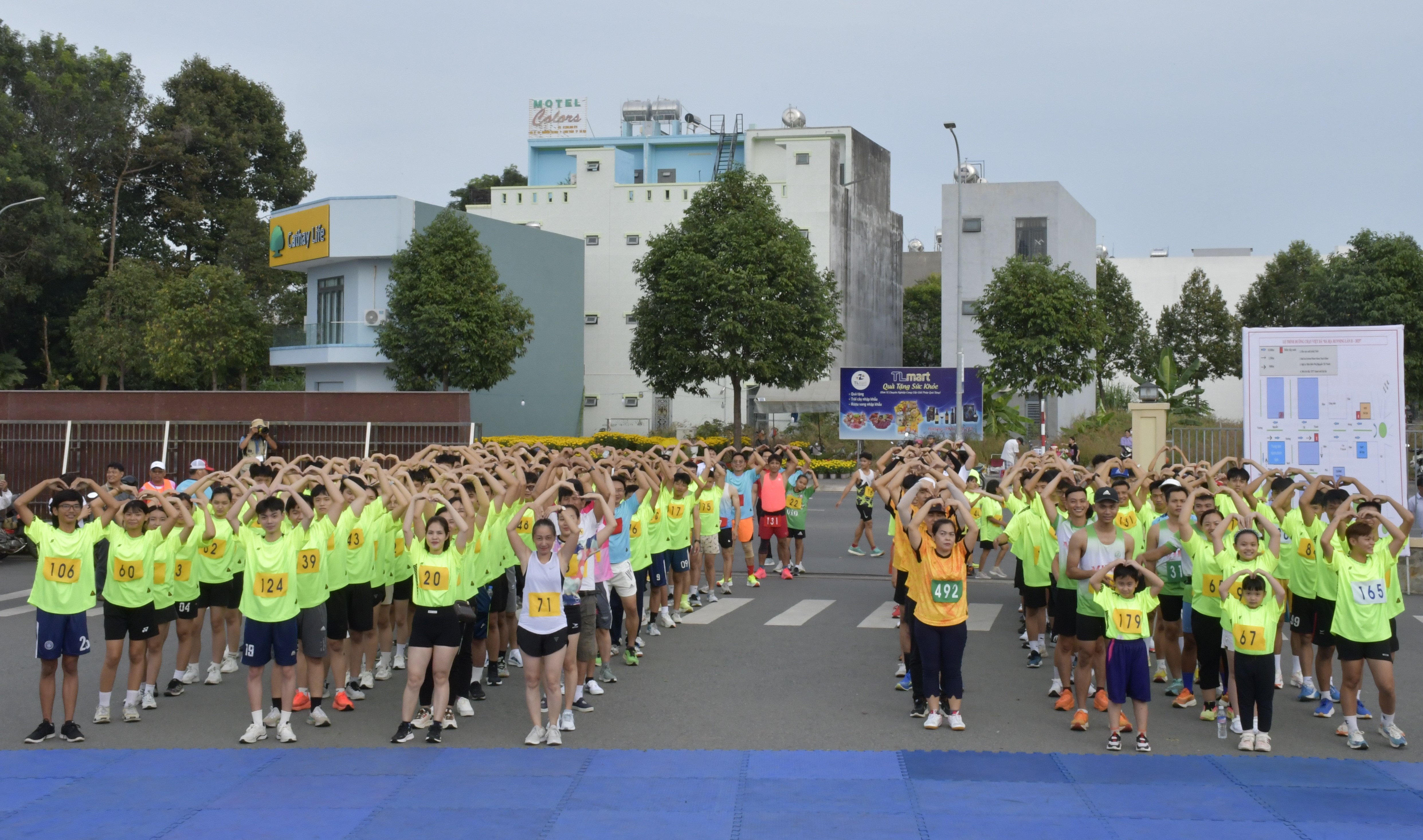 Các vận động viên khởi động tại Giải Việt dã “Bà Rịa Running lần thứ II” được tổ chức tại Công viên Bà Rịa (TP.Bà Rịa).