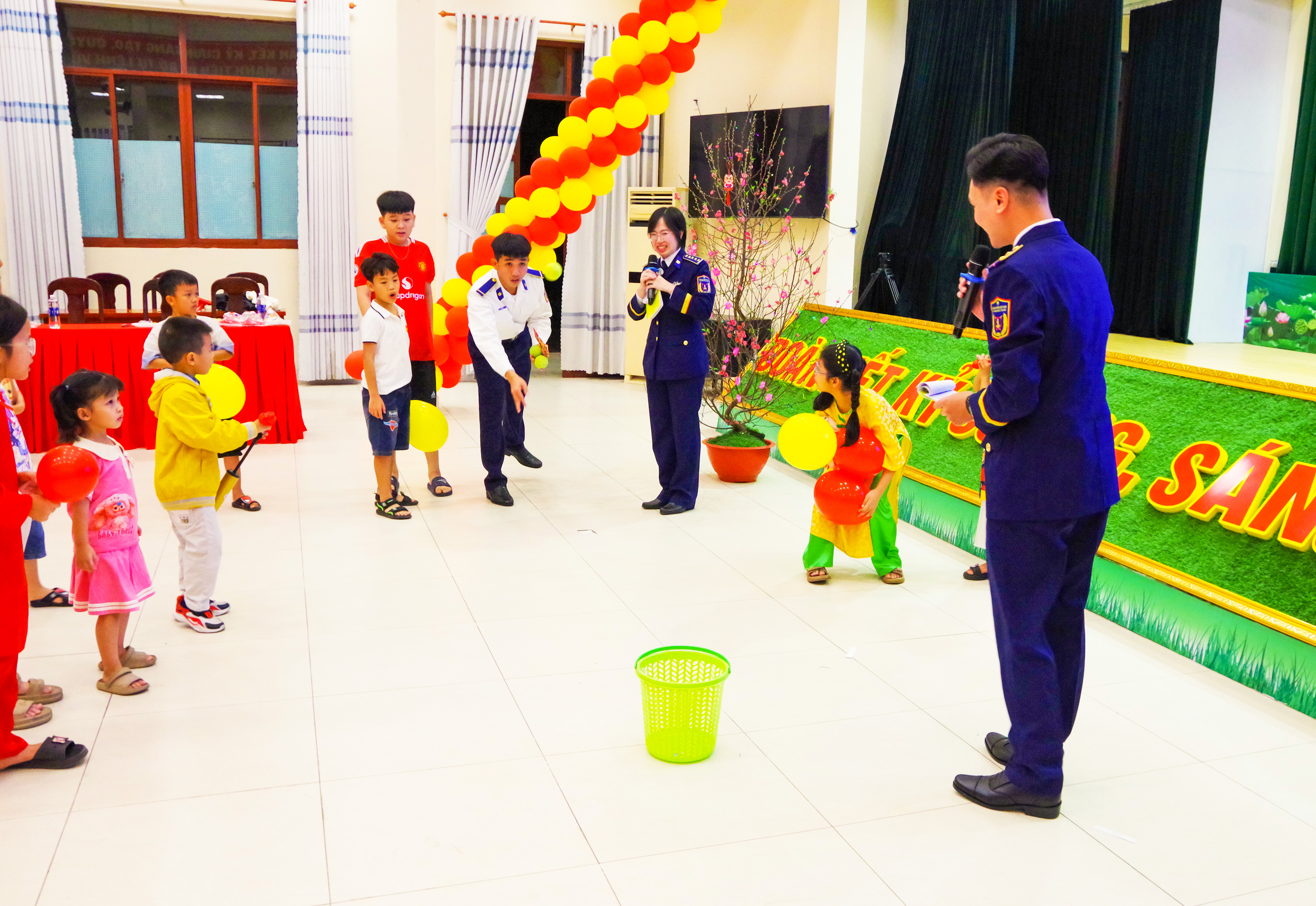Cán bộ, chiến sĩ tham trò chơi tại đêm hái hoa dân chủ.