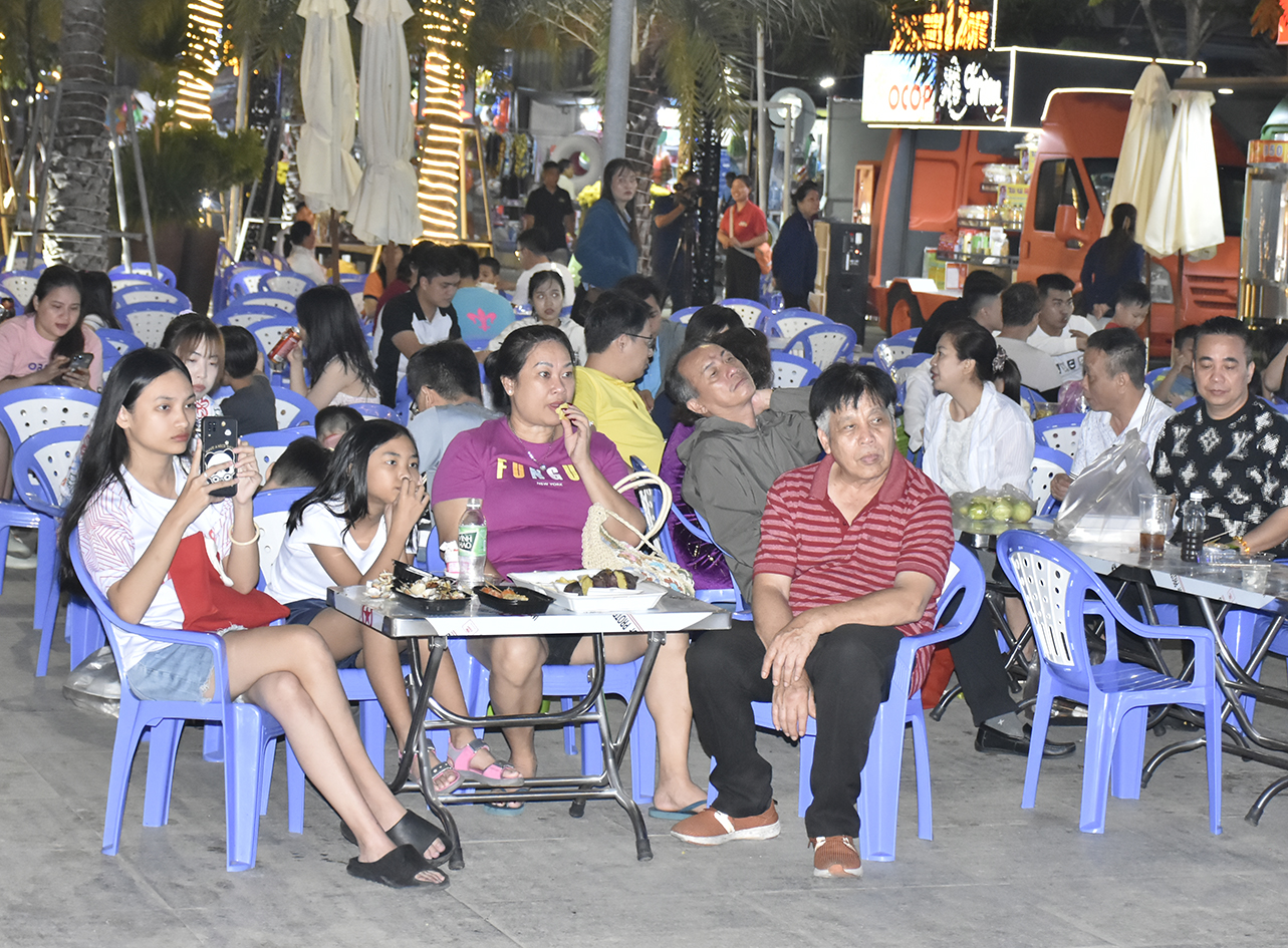 Bàn ghế được bày trí ngay sân khấu để du khách ngồi ăn uống, xem biểu diễn nghệ thuật.