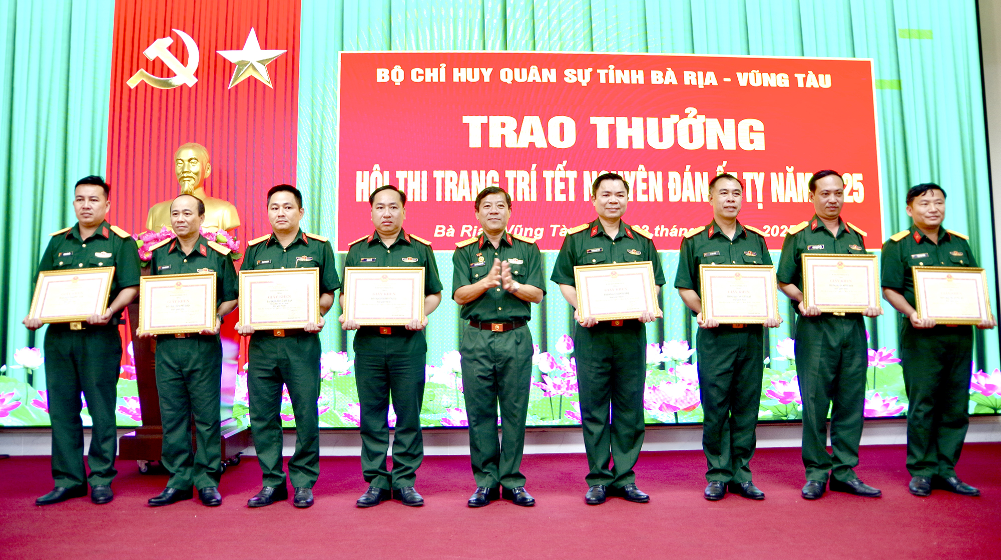 Lãnh đạo Bộ CHQS tỉnh trao thưởng cho các đội đạt thành tích  tại hội thi trang trí Tết Nguyên đán 2025.