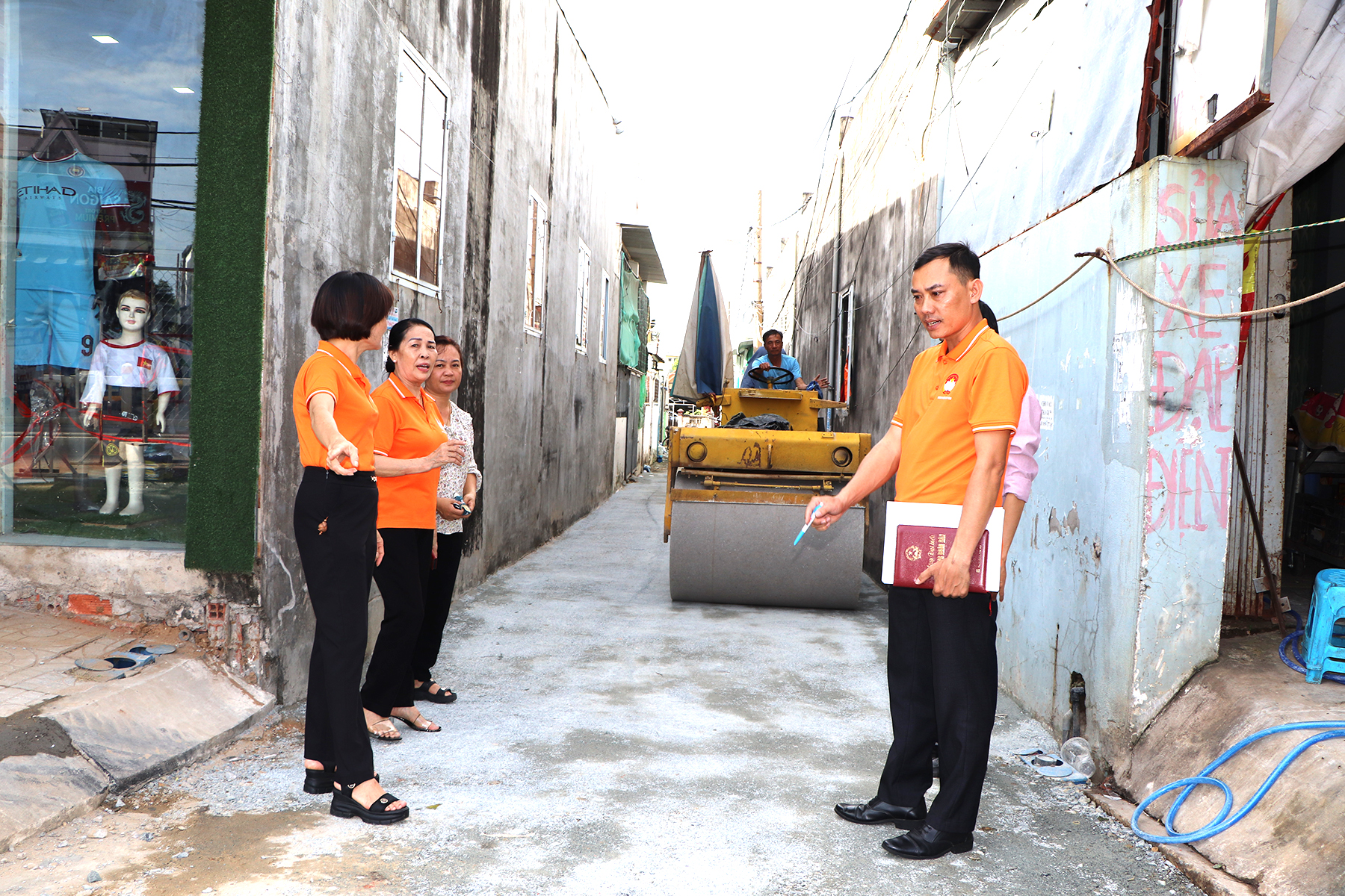 Ban giám sát đầu tư của cộng đồng phường 12, TP.Vũng Tàu giám sát đường hẻm được thi công trên địa bàn phường.