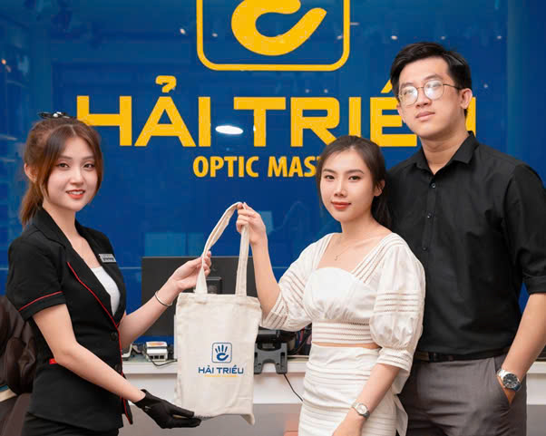 Khách hàng luôn an tâm khi mua sắm tròng kính chính hãng tại Kính Hải Triều