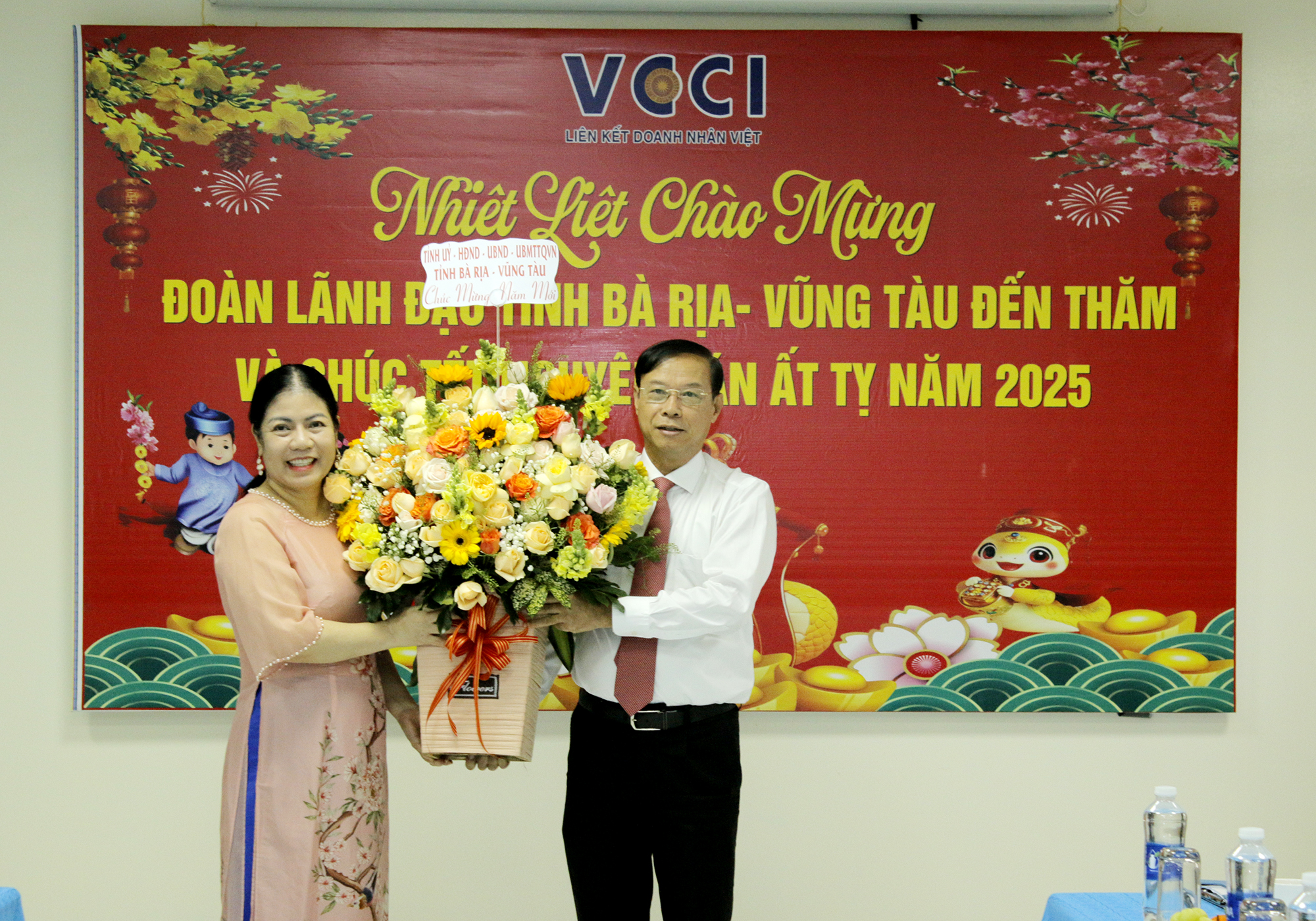 Ông Nguyễn Văn Thọ, Chủ tịch UBND tỉnh tặng quà VCCI Vũng Tàu.