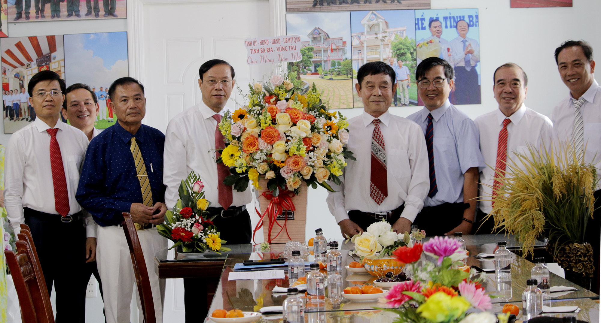 Ông Nguyễn Văn Thọ, Chủ tịch UBND tỉnh tặng quà Hội Thủy sản tỉnh.
