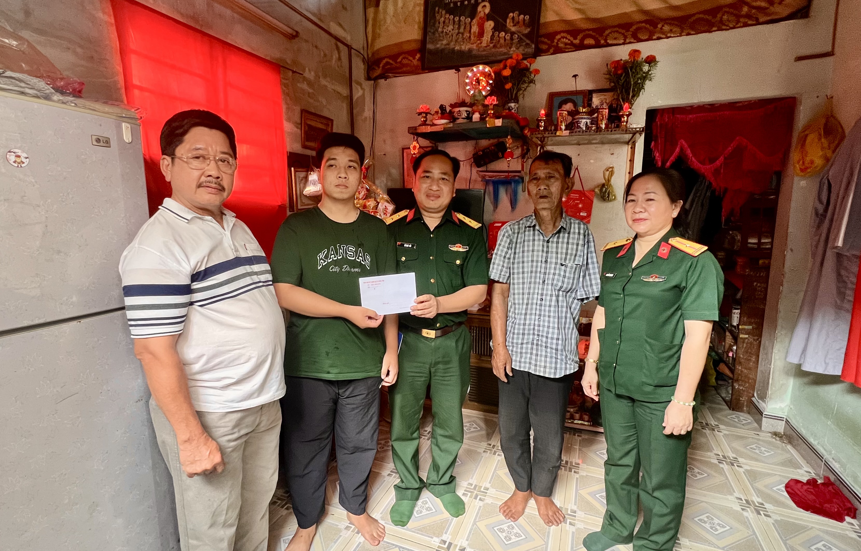 Lãnh đạo Ban CHQS TP.Vũng Tàu cùng đại diện khu phố thăm, động viên thanh niên trúng tuyển NVQS  tại phường 5 (TP. Vũng Tàu).