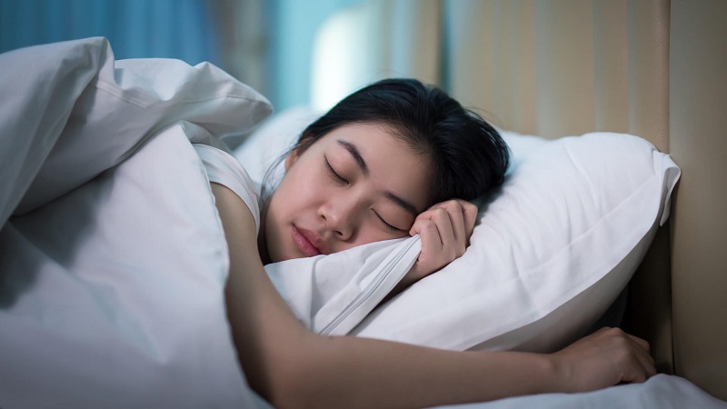 Ngủ đủ giấc giúp phục vụ hồi sức lực khi bắt tay vào công việc.