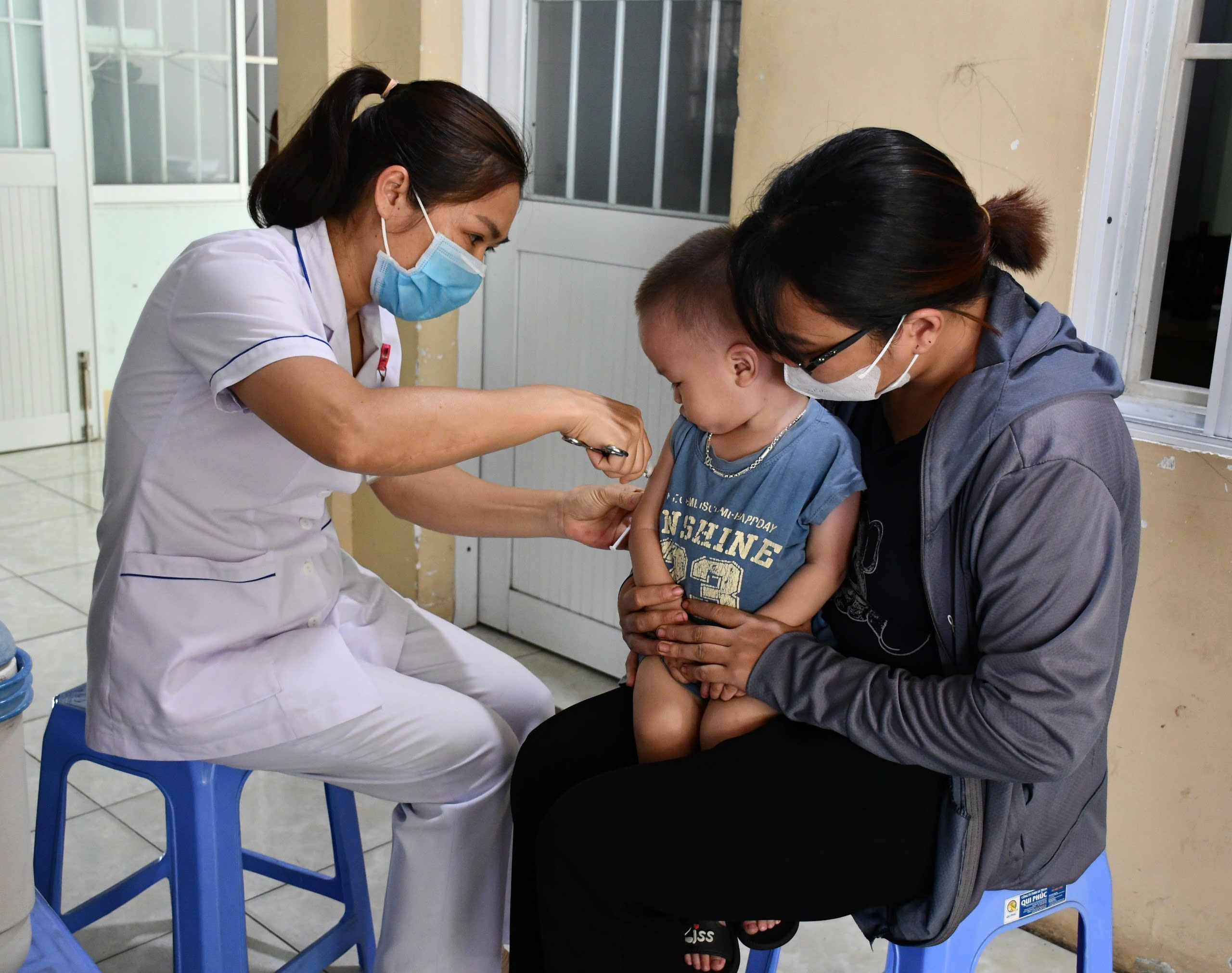 Nhân viên Trạm Y tế phường 11 (TP.Vũng Tàu) tiêm vắc xin sởi cho trẻ. Ảnh: HOÀNG HƯỜNG
