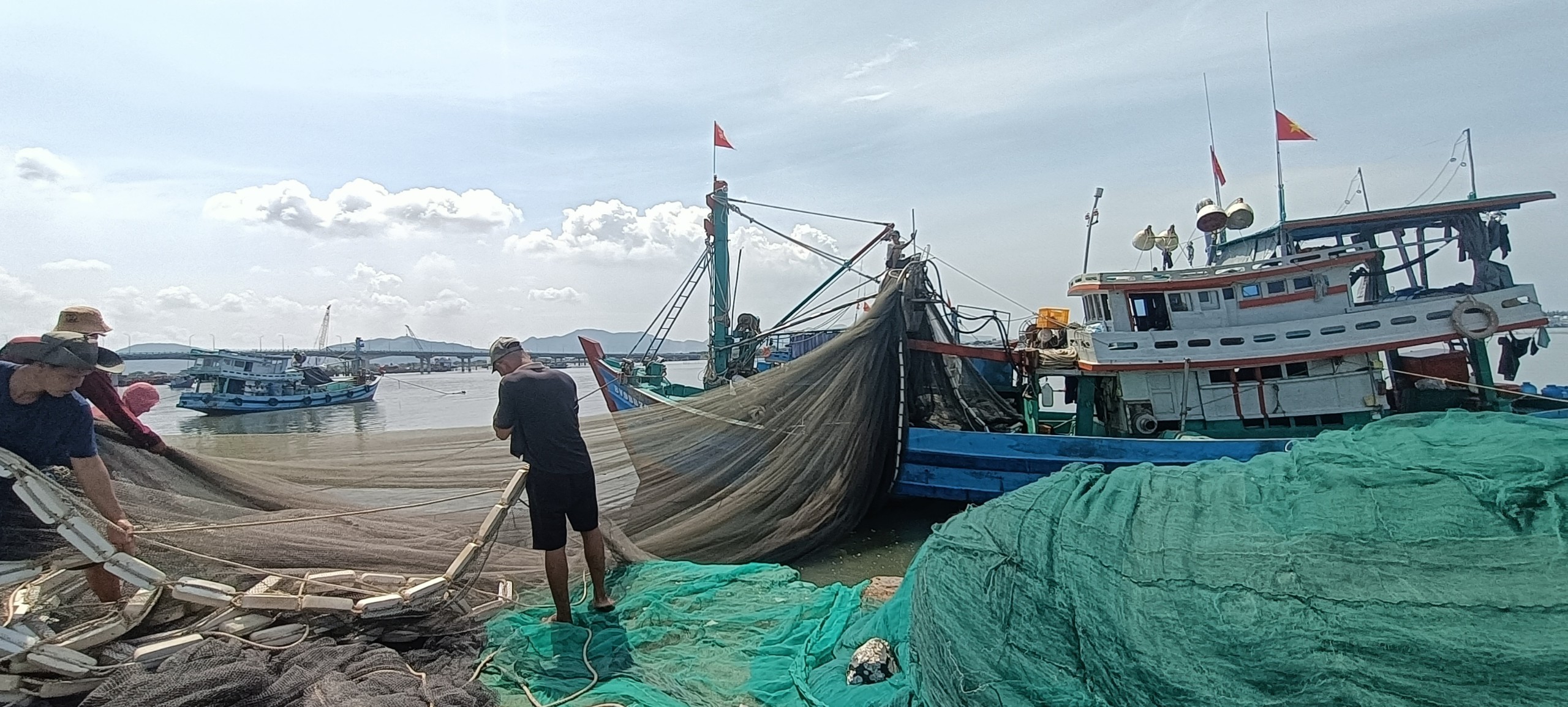 Tàu đánh bắt cá cơm của ông Nguyễn Thanh Việt (phường 12, TP.Vũng Tàu) chuẩn bị ngư cụ ra khơi.