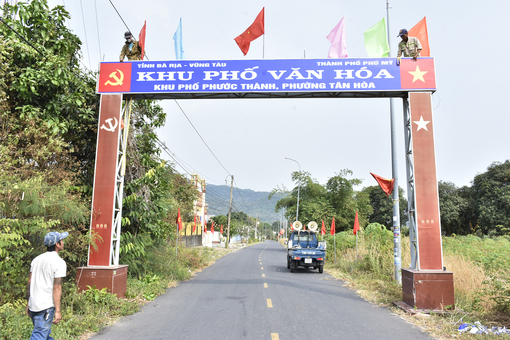 Các phường, xã trên toàn TX.Phú Mỹ đang gấp rút thay đổi biển tên, bảng hiệu cập nhật phân cấp hành chính mới - TP.Phú Mỹ. Trong ảnh: Cổng chào khu phố Phước Thành, phường Tân Hòa được thay mới chiều 11/2.