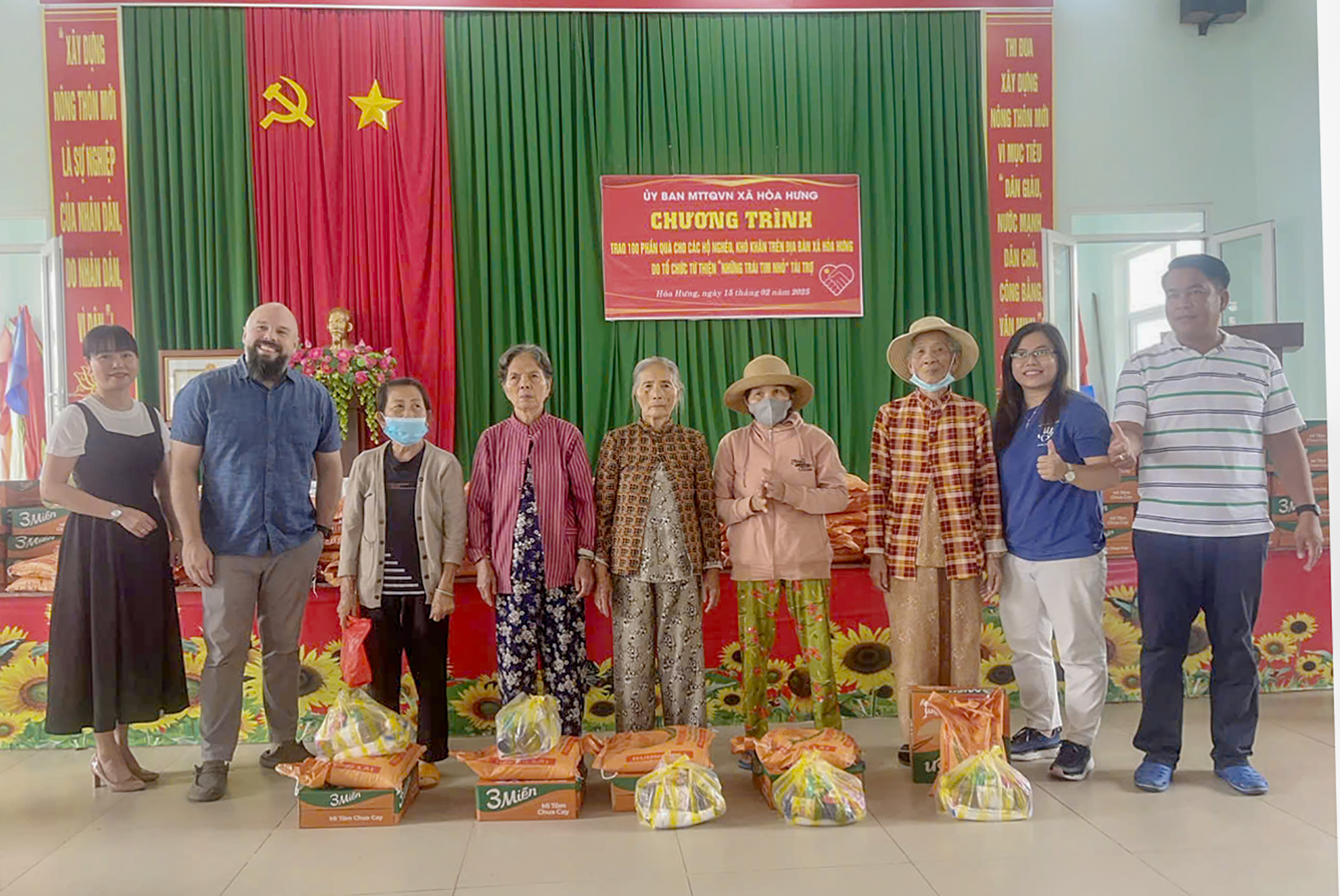 Đại diện UBMTTQ Việt Nam xã Hòa Hưng và nhà tài trợ tặng quà đến hộ khó khăn.