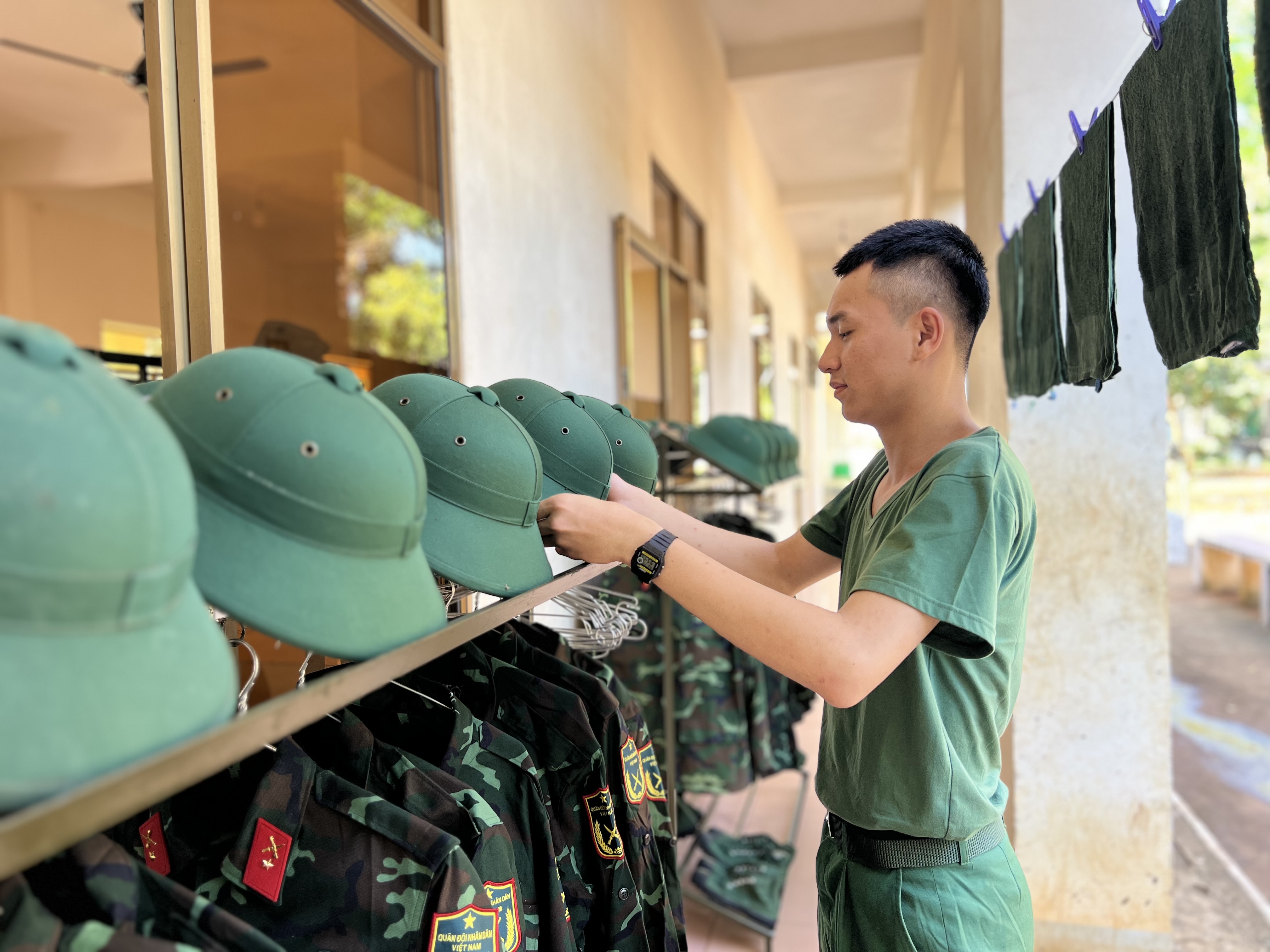 Chiến sĩ mới được hướng dẫn sắp xếp nội vụ tại đơn vị.
