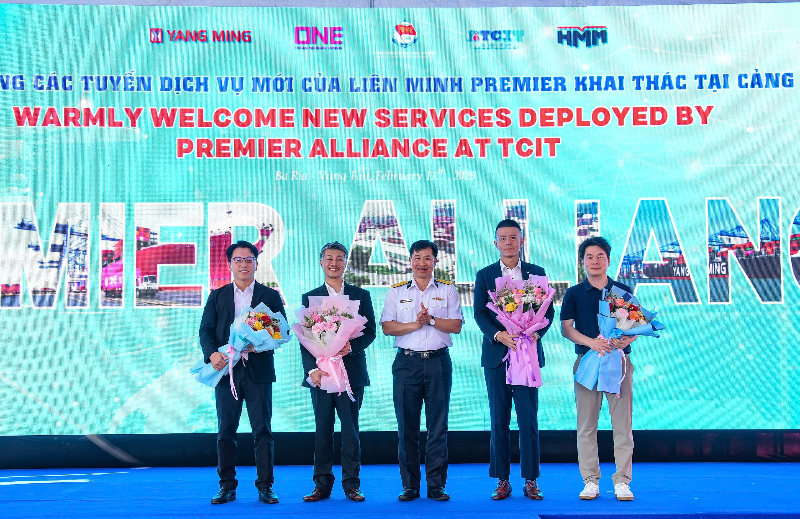 Đại diện Tổng Công ty Tân cảng Sài Gòn tặng hoa cho đại diện các hãng tàu liên minh Premier và TCIT