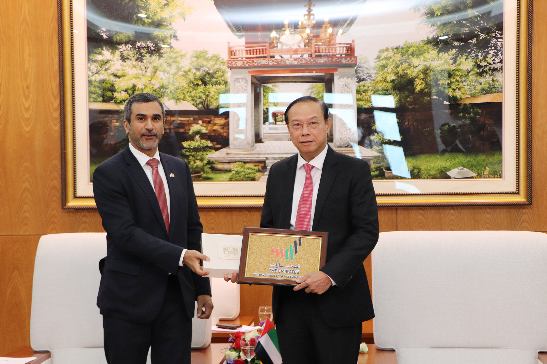 Phó Đại sứ UEA Eisa Mohamed Alhammadi tặng quà lưu niệm tới ông Nguyễn Văn Thọ,Chủ tịch UBND tỉnh.