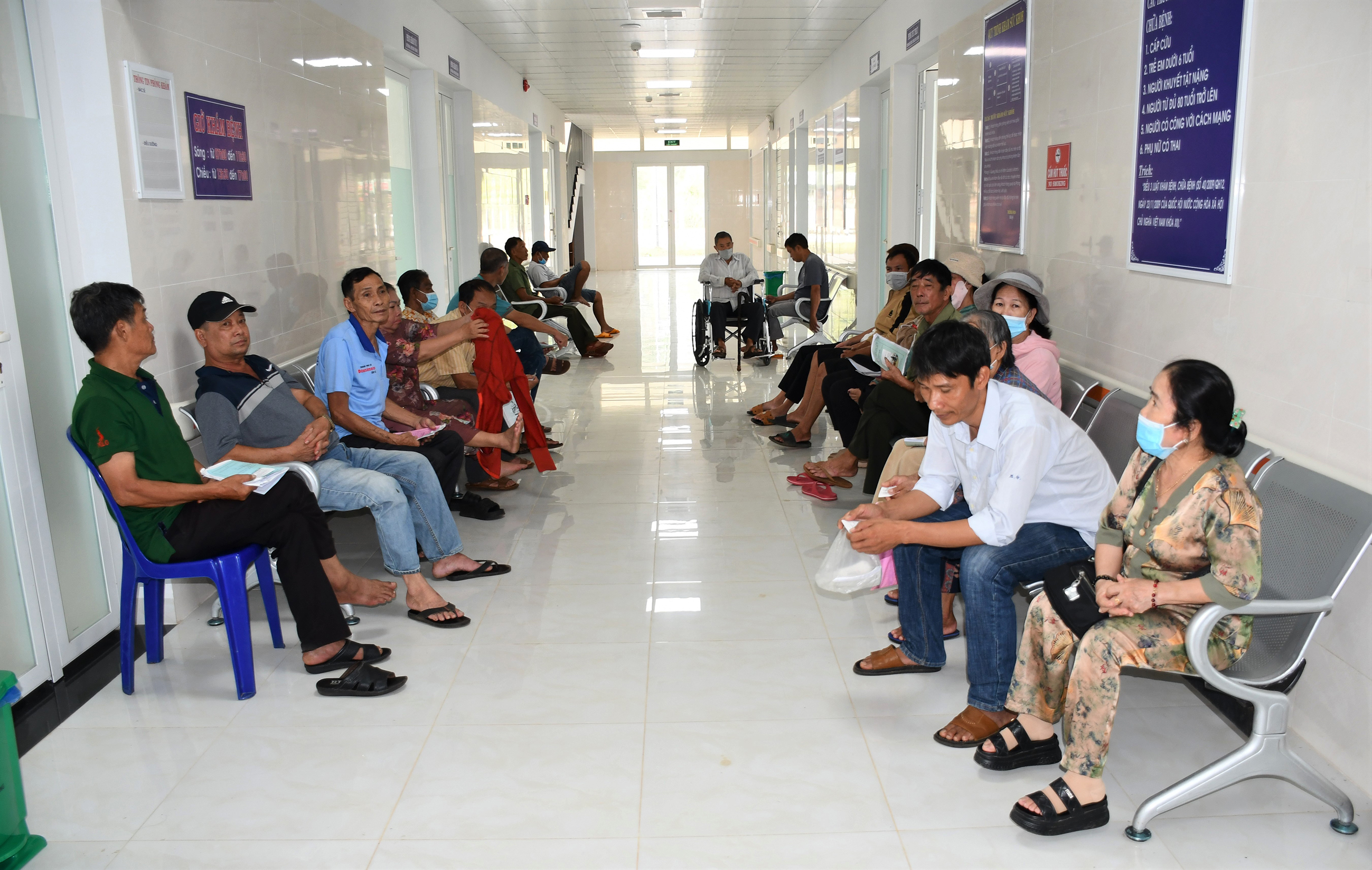 Người dân chờ khám bệnh tại Trung tâm Y tế huyện Châu Đức.